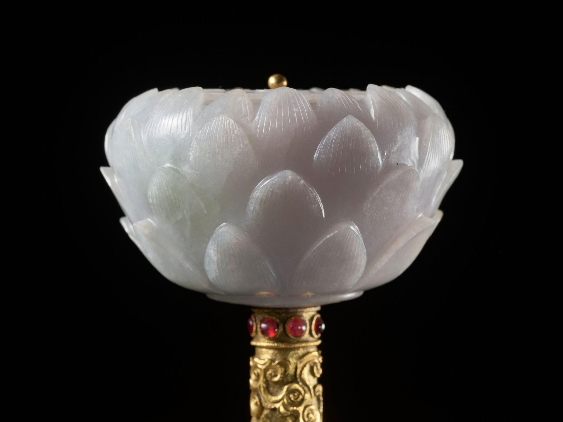 AN IMPERIAL JADE, GILT-BRONZE, AND RUBY-INLAID 'LOTUS AND BATS' HAT STAND, QIANLONG PERIOD - Image 12 of 18