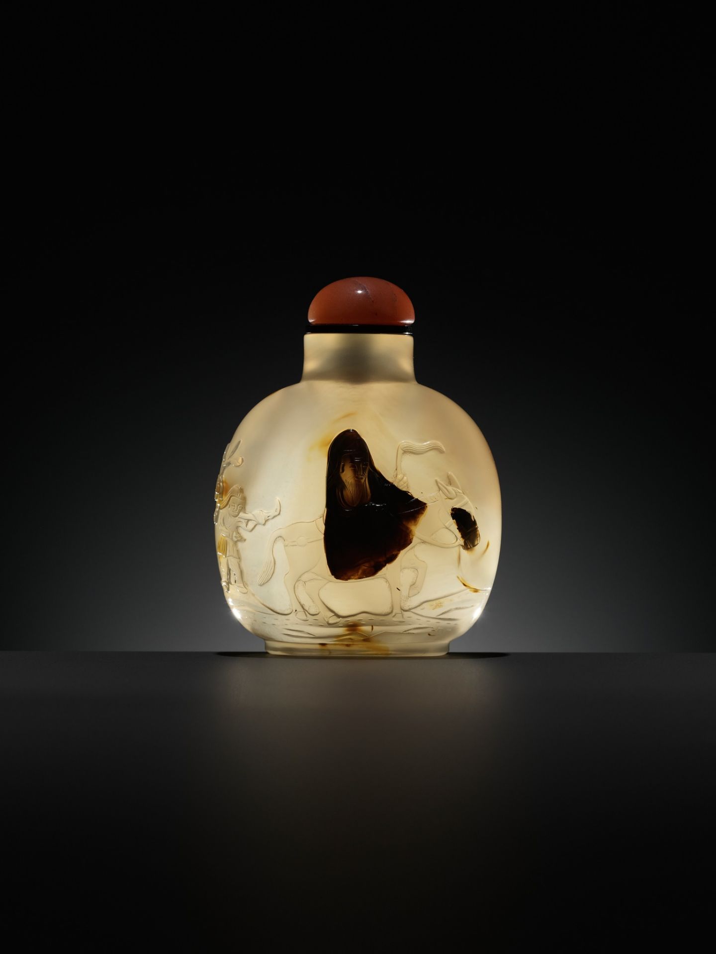 A CAMEO AGATE SNUFF BOTTLE,ATTRIBUTED TO THE CAMEO INK-PLAY MASTER,OFFICIAL SCHOOL,POSSIBLY IMPERIAL - Bild 6 aus 15