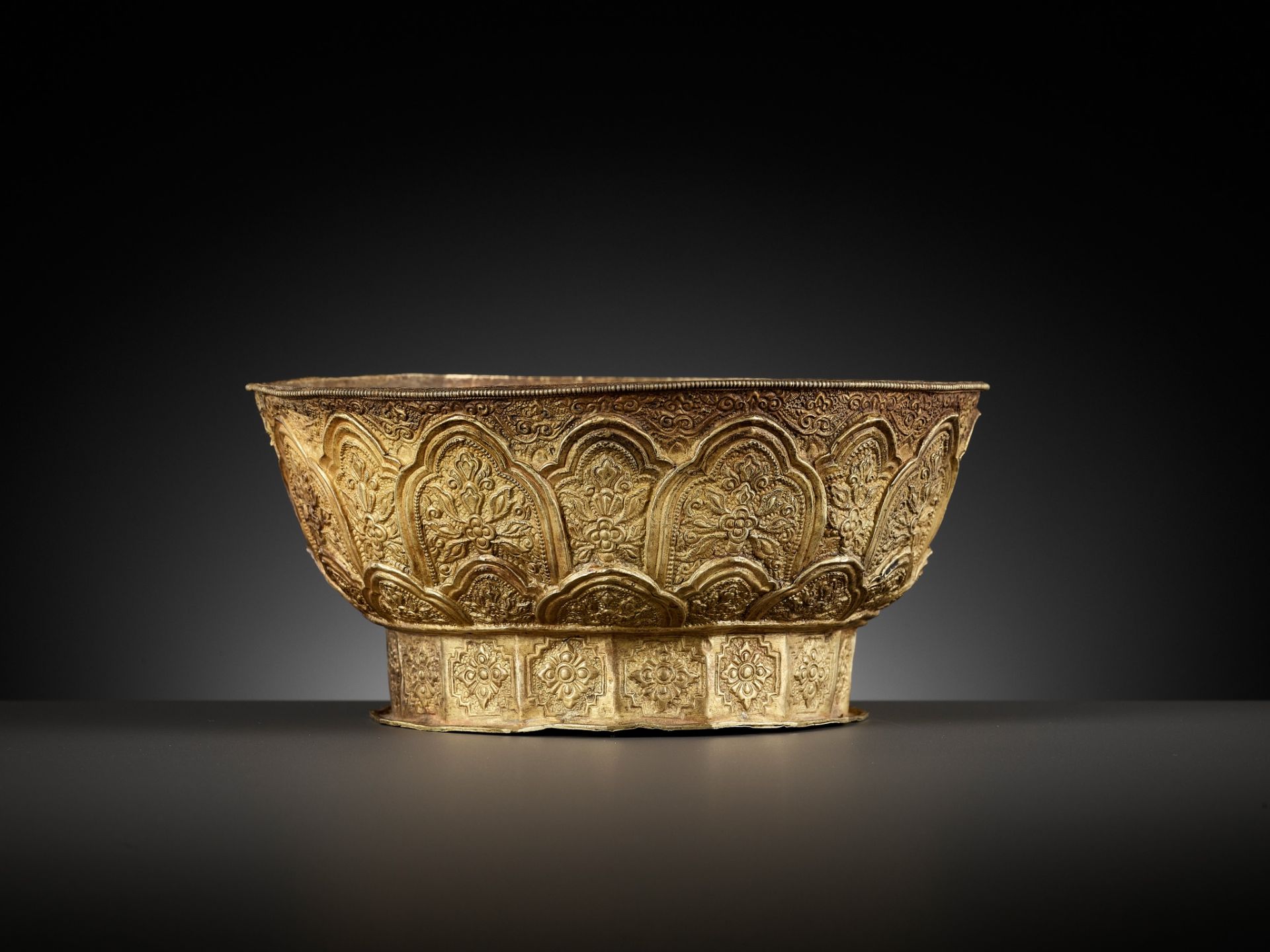 A SILVER-INLAID GOLD REPOUSSÉ BOWL DEPICTING GARUDA, VIETNAM,FORMER KINGDOMS OF CHAMPA,CIRCA 10TH C. - Image 14 of 18