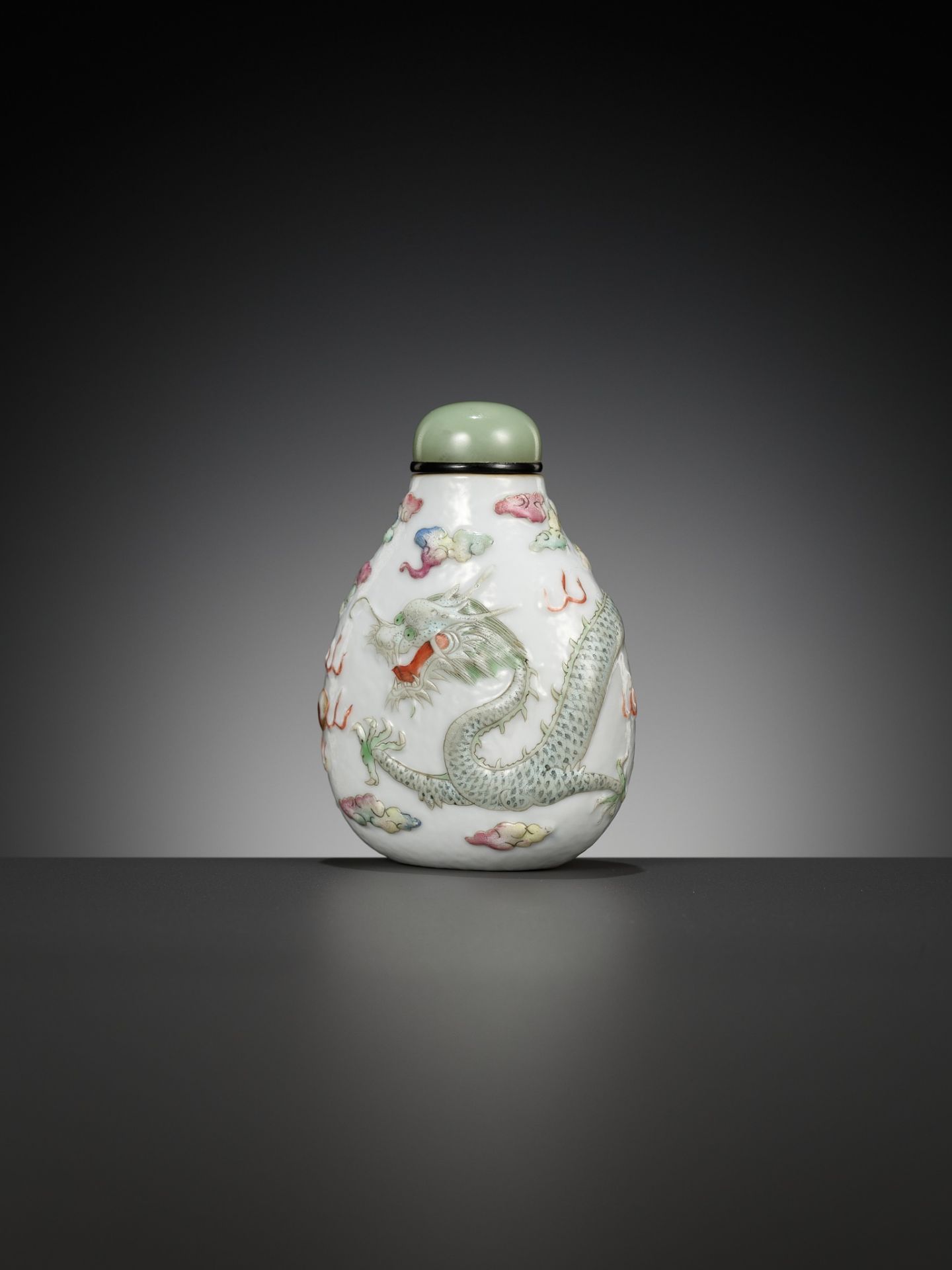 A MOLDED AND CARVED 'DRAGON' FAMILLE ROSE PORCELAIN SNUFF BOTTLE, SIGNED LIQUAN, CHINA, 1853-1864 - Bild 13 aus 16