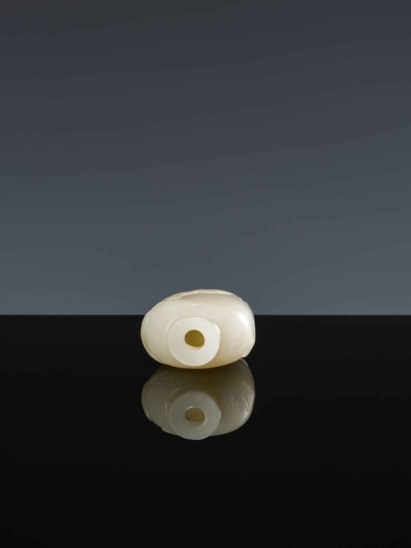 A WHITE JADE 'DEER AND CRANE' SNUFF BOTTLE, MID-QING DYNASTY - Image 10 of 10