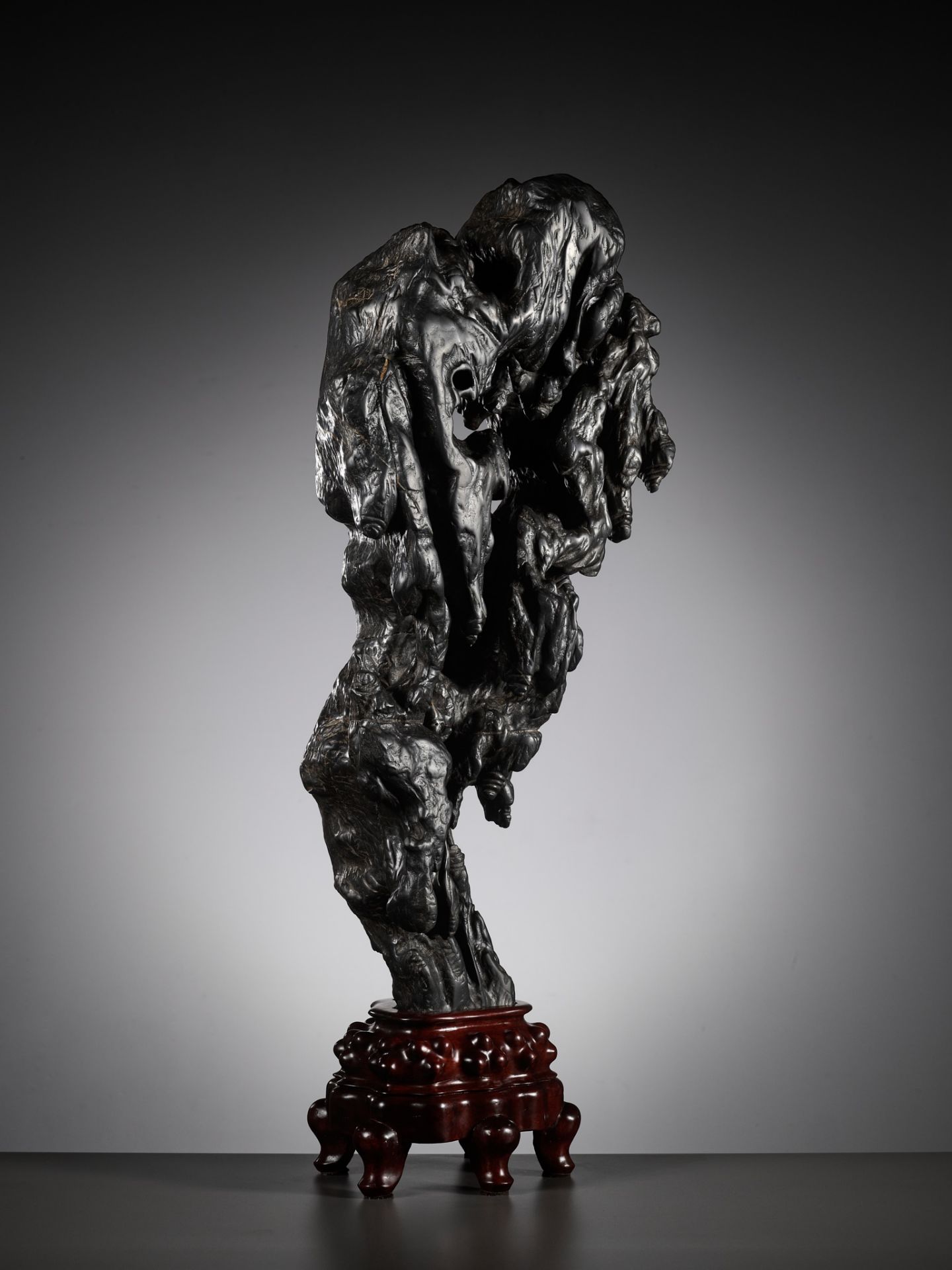 A MONUMENTAL AND HIGHLY IMPRESSIVE LINGBI SCHOLAR'S ROCK, QING DYNASTY - Bild 10 aus 13