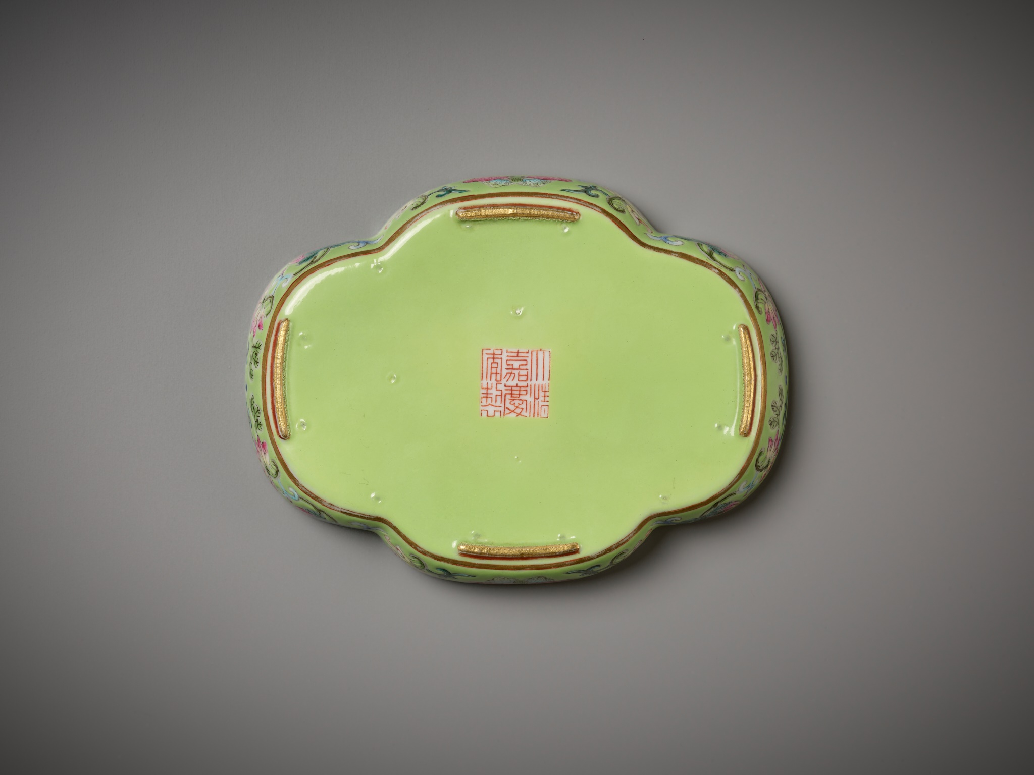 A LIME-GREEN AND FAMILLE-ROSE 'BUTTERFLY' TEA TRAY, JIAQING MARK AND PERIOD - Image 6 of 12