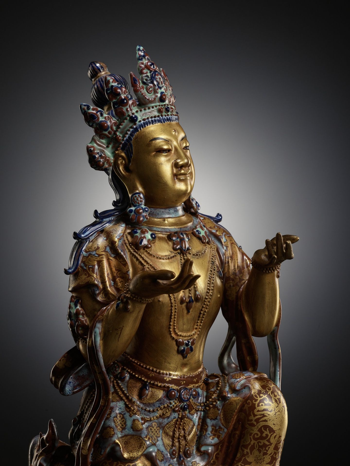 A ROBIN'S-EGG-GLAZED AND GILT PORCELAIN FIGURE OF A BODHISATTVA, QIANLONG TO JIAQING PERIOD - Image 17 of 23