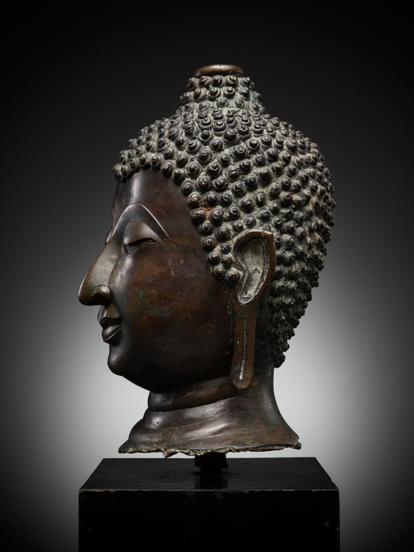 A MONUMENTAL BRONZE HEAD OF BUDDHA, LAN NA, NORTHERN THAILAND, 14TH-15th CENTURY - Image 10 of 16