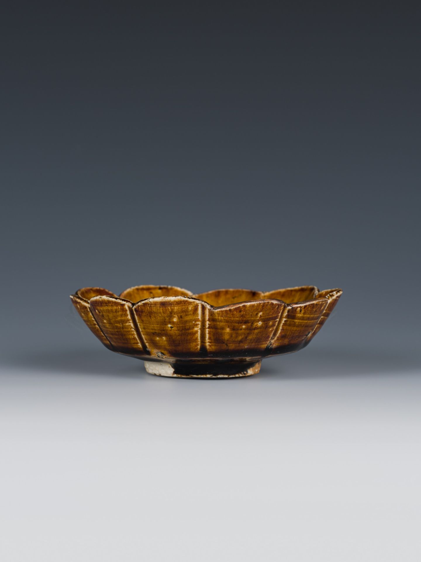 A BROWN-GLAZED FOLIATE-RIMMED DISH, LIAO TO EARLY SONG DYNASTY - Image 2 of 11