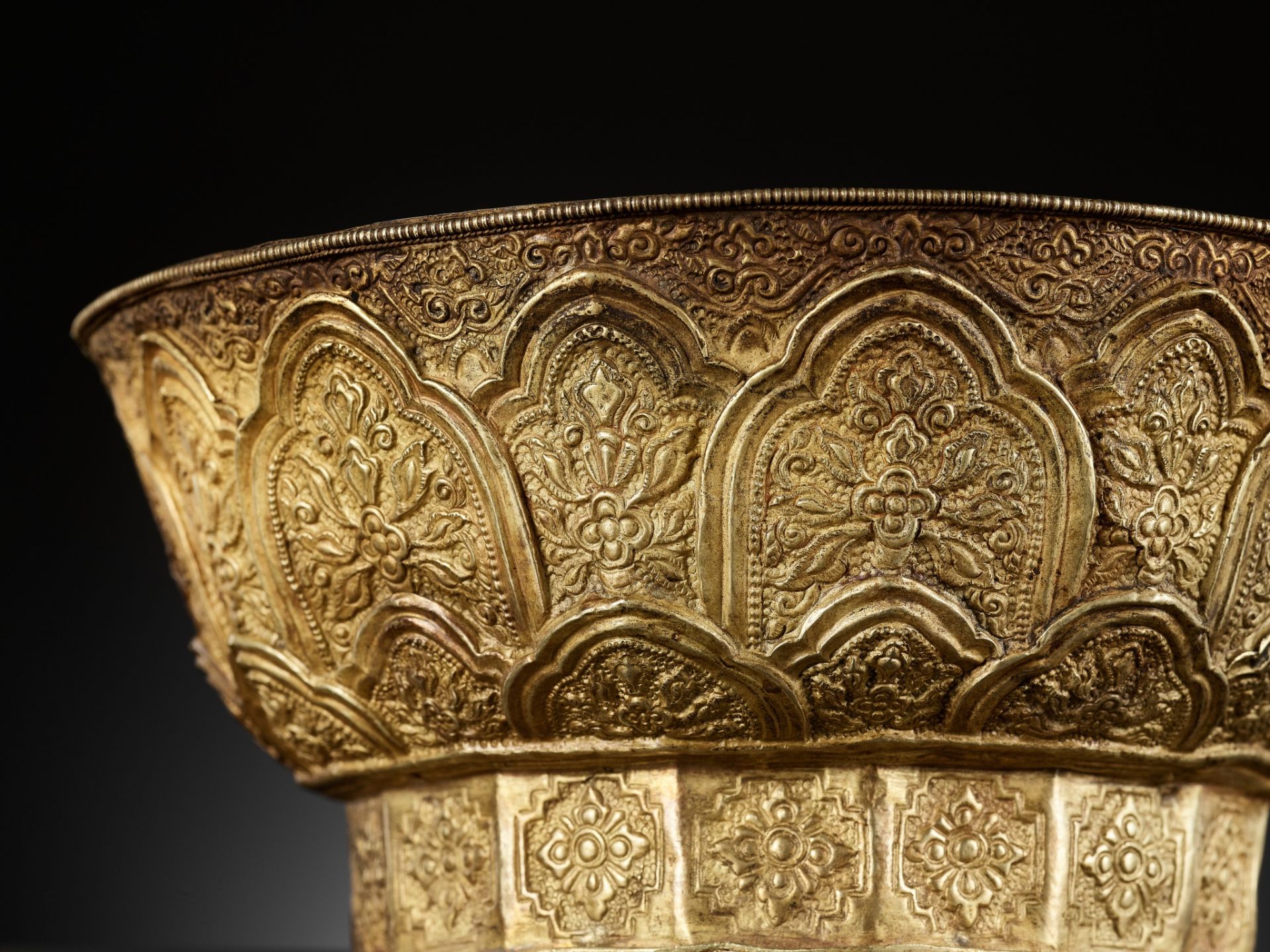 A SILVER-INLAID GOLD REPOUSSÉ BOWL DEPICTING GARUDA, VIETNAM,FORMER KINGDOMS OF CHAMPA,CIRCA 10TH C. - Image 10 of 18