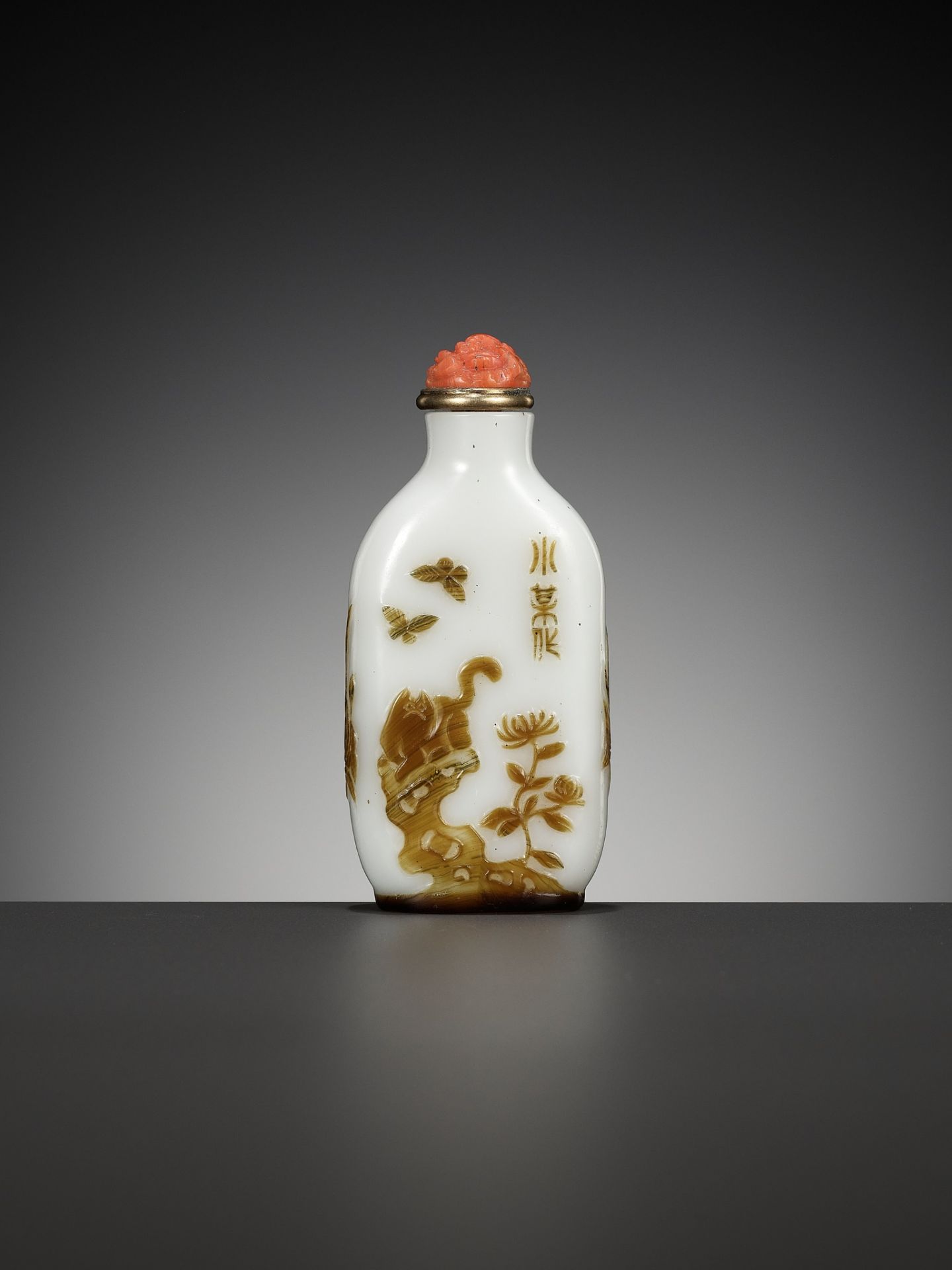 AN INSCRIBED OVERLAY GLASS ‘CAT AND BUTTERFLY’ SNUFF BOTTLE, BY WANG SU, YANGZHOU SCHOOL, 1820-1840 - Image 15 of 19