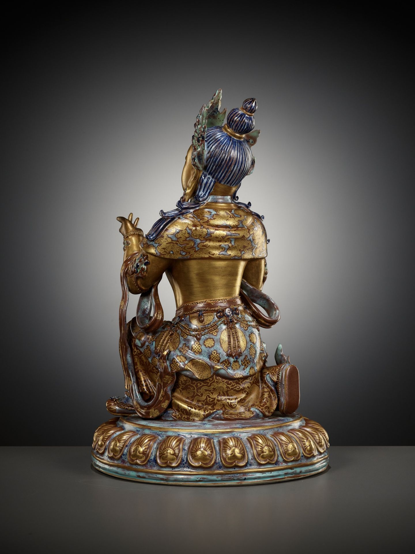 A ROBIN'S-EGG-GLAZED AND GILT PORCELAIN FIGURE OF A BODHISATTVA, QIANLONG TO JIAQING PERIOD - Image 3 of 23