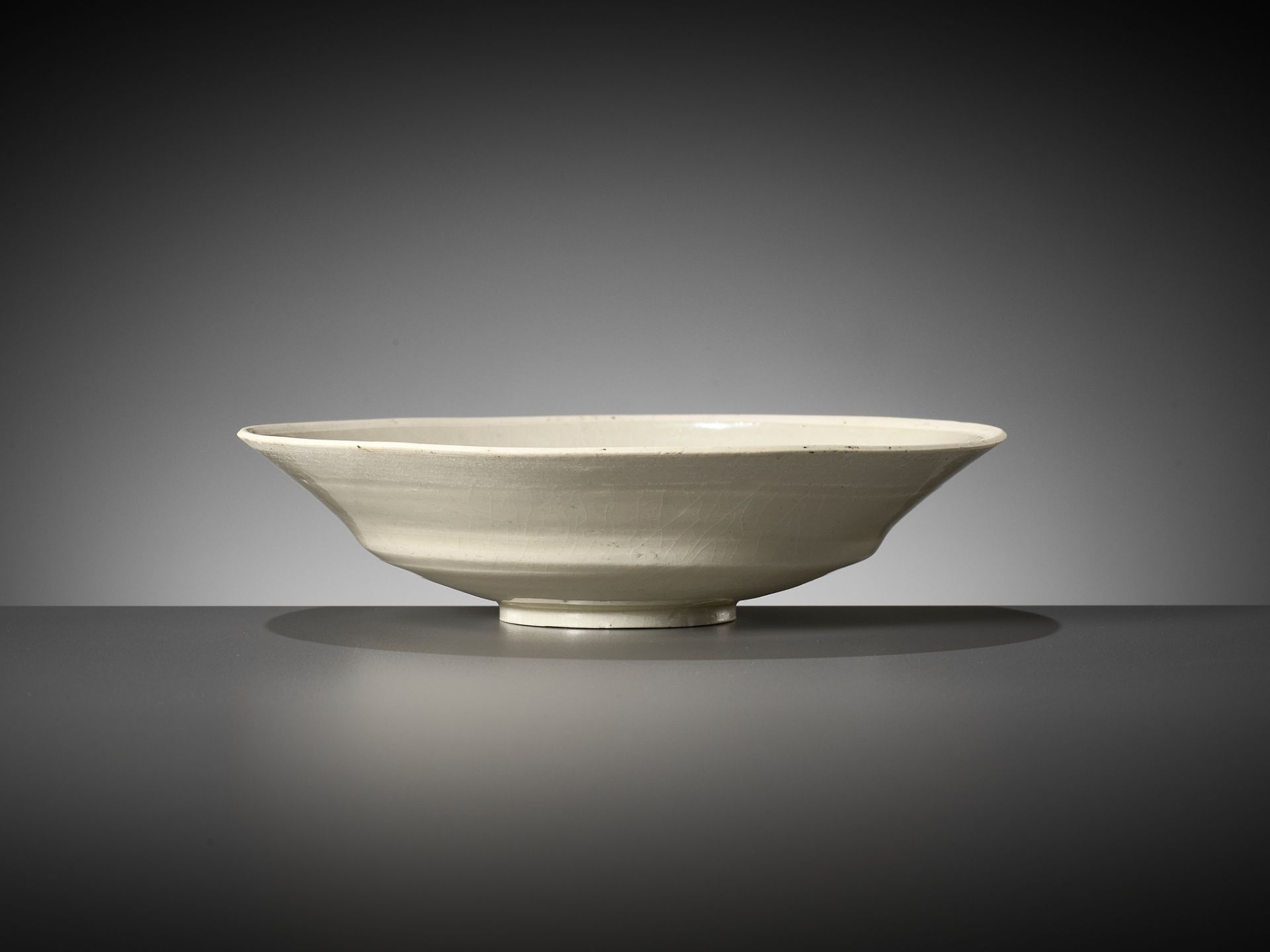 A CARVED DINGYAO WHITE-GLAZED 'LOTUS' BOWL, SONG DYNASTY - Image 6 of 11