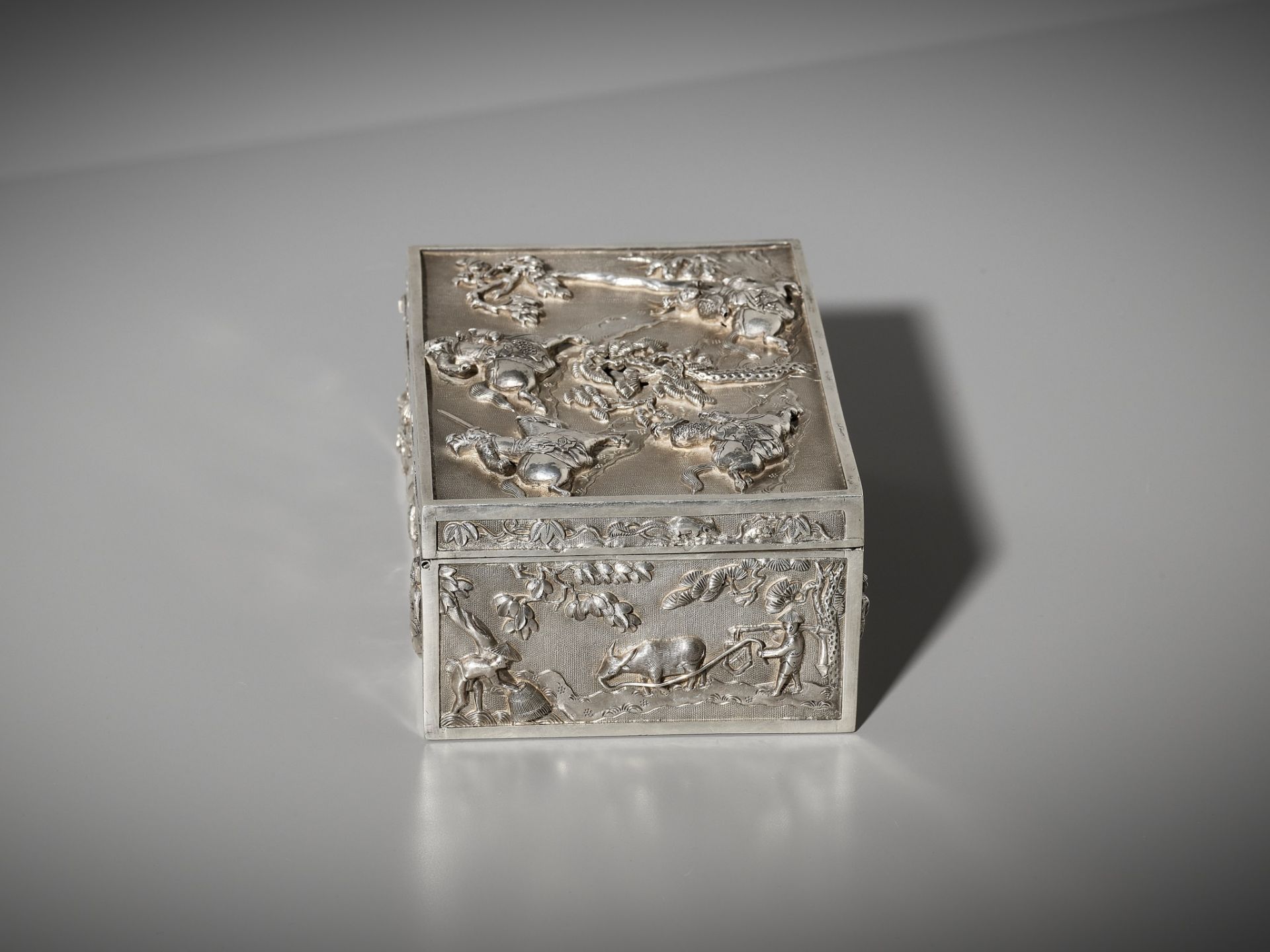 AN EXPORT SILVER REPOUSSE CIGAR BOX AND COVER, TONG YI MARK, LATE QING DYNASTY - Image 12 of 22