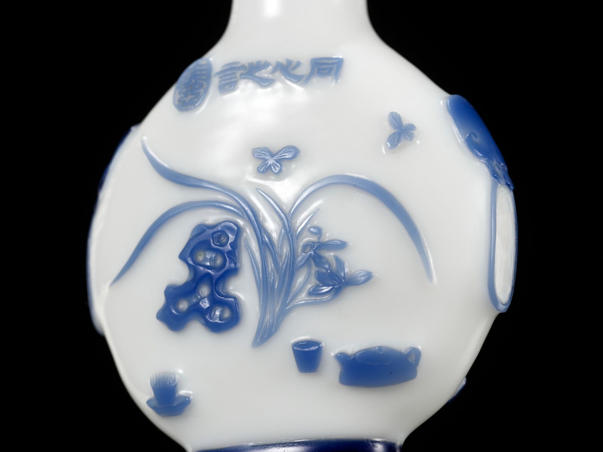 AN INSCRIBED SAPPHIRE-BLUE OVERLAY GLASS SNUFF BOTTLE, YANGZHOU SCHOOL, CHINA, 1800-1880 - Bild 8 aus 20