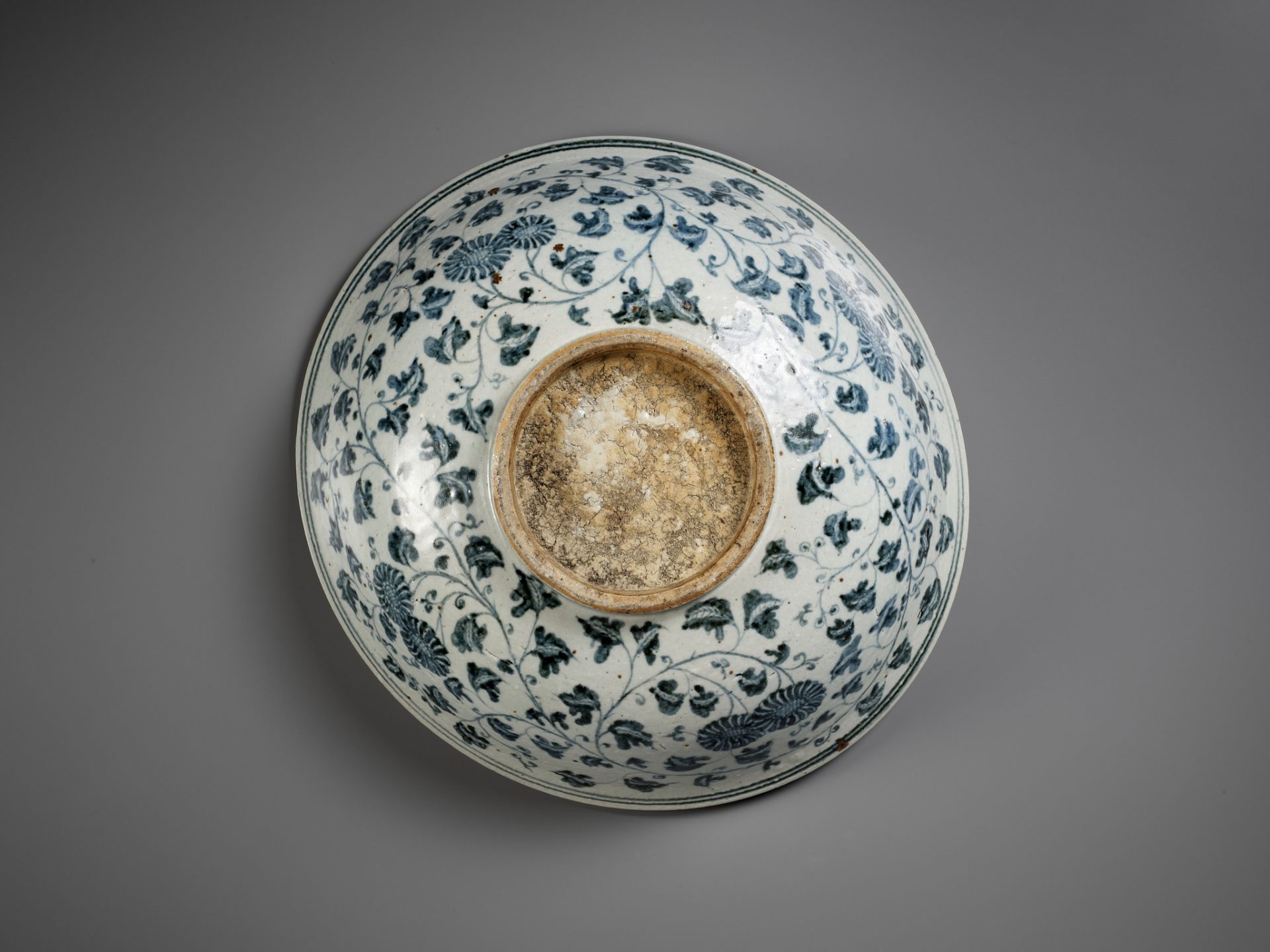 A LARGE ANNAMESE BLUE AND WHITE BOWL, VIETNAM, 14TH-15TH CENTURY - Image 3 of 12