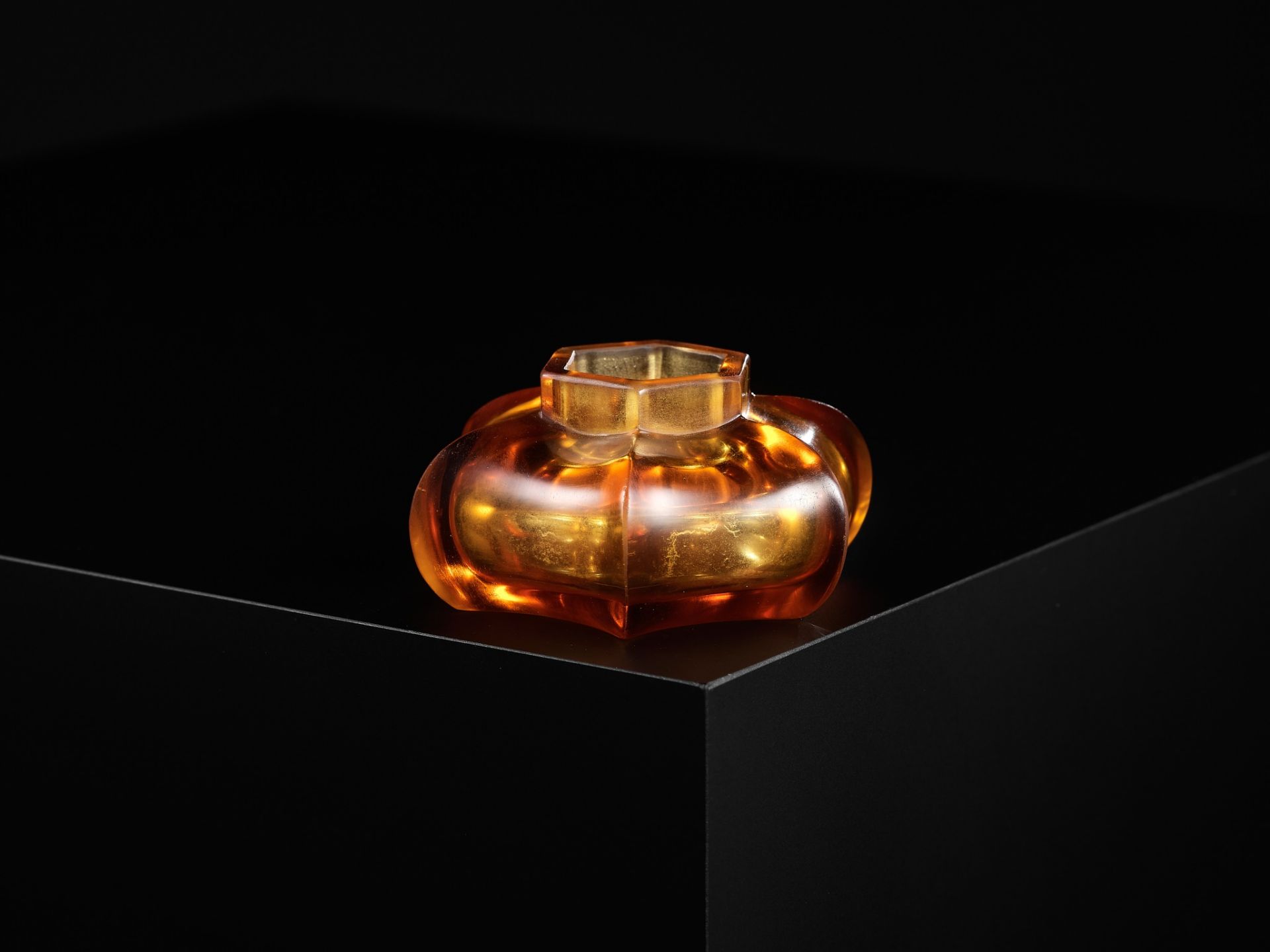 A SMALL TRANSPARENT AMBER GLASS HEXAGONAL WASHER, JIAQING MARK AND PERIOD - Bild 9 aus 11