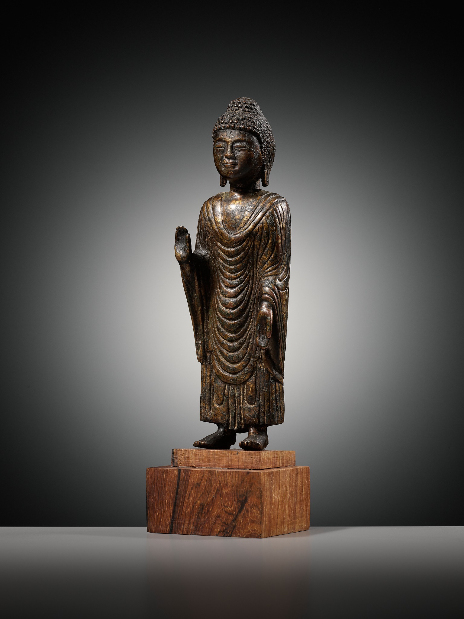 A GILT-BRONZE STANDING FIGURE OF BUDDHA, UNIFIED SILLA DYNASTY, KOREA, 8TH - 9TH CENTURY - Image 3 of 12