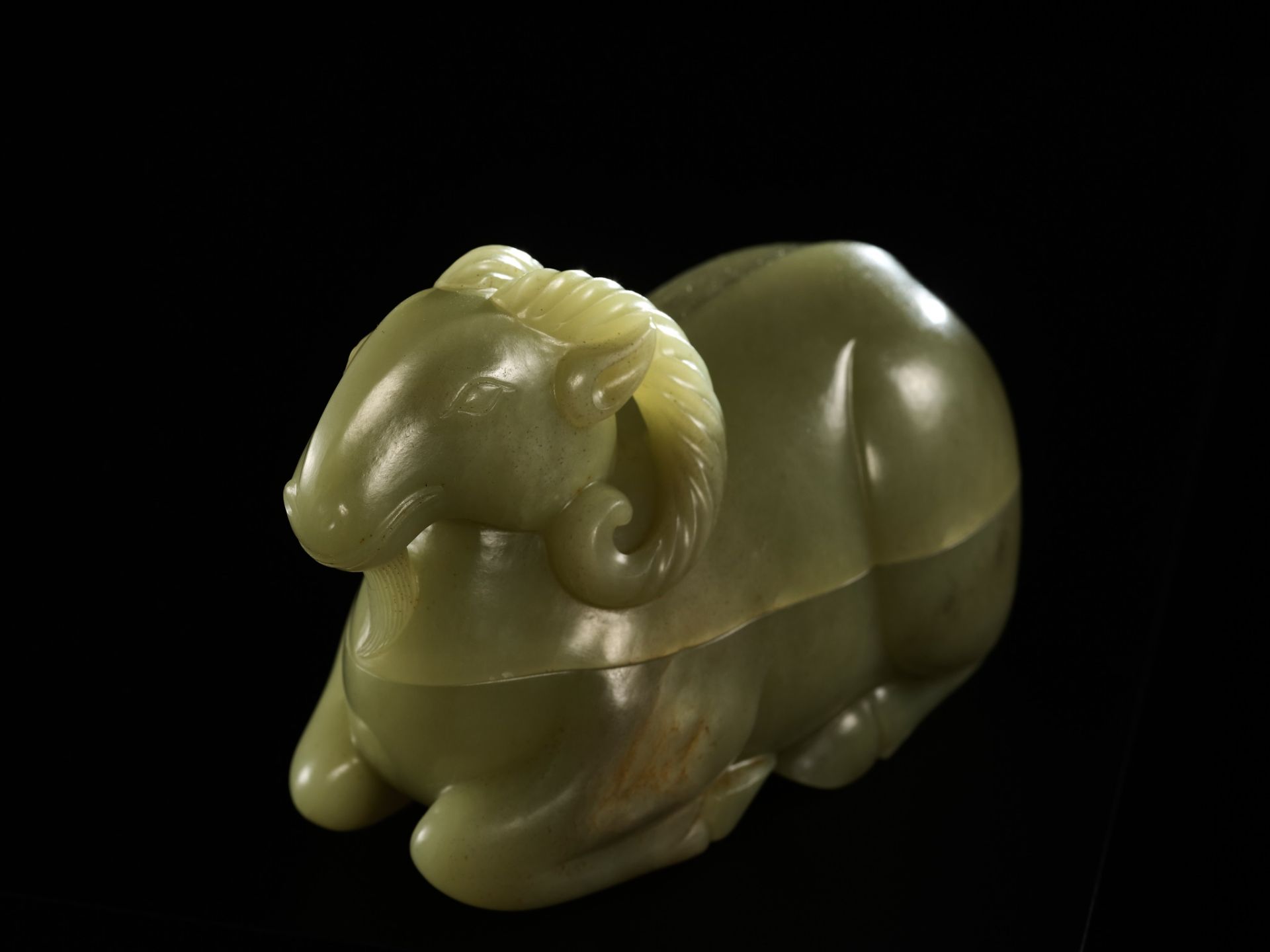 A CARVED CELADON JADE BOX AND COVER IN THE FORM OF A RAM, QING DYNASTY - Bild 3 aus 15