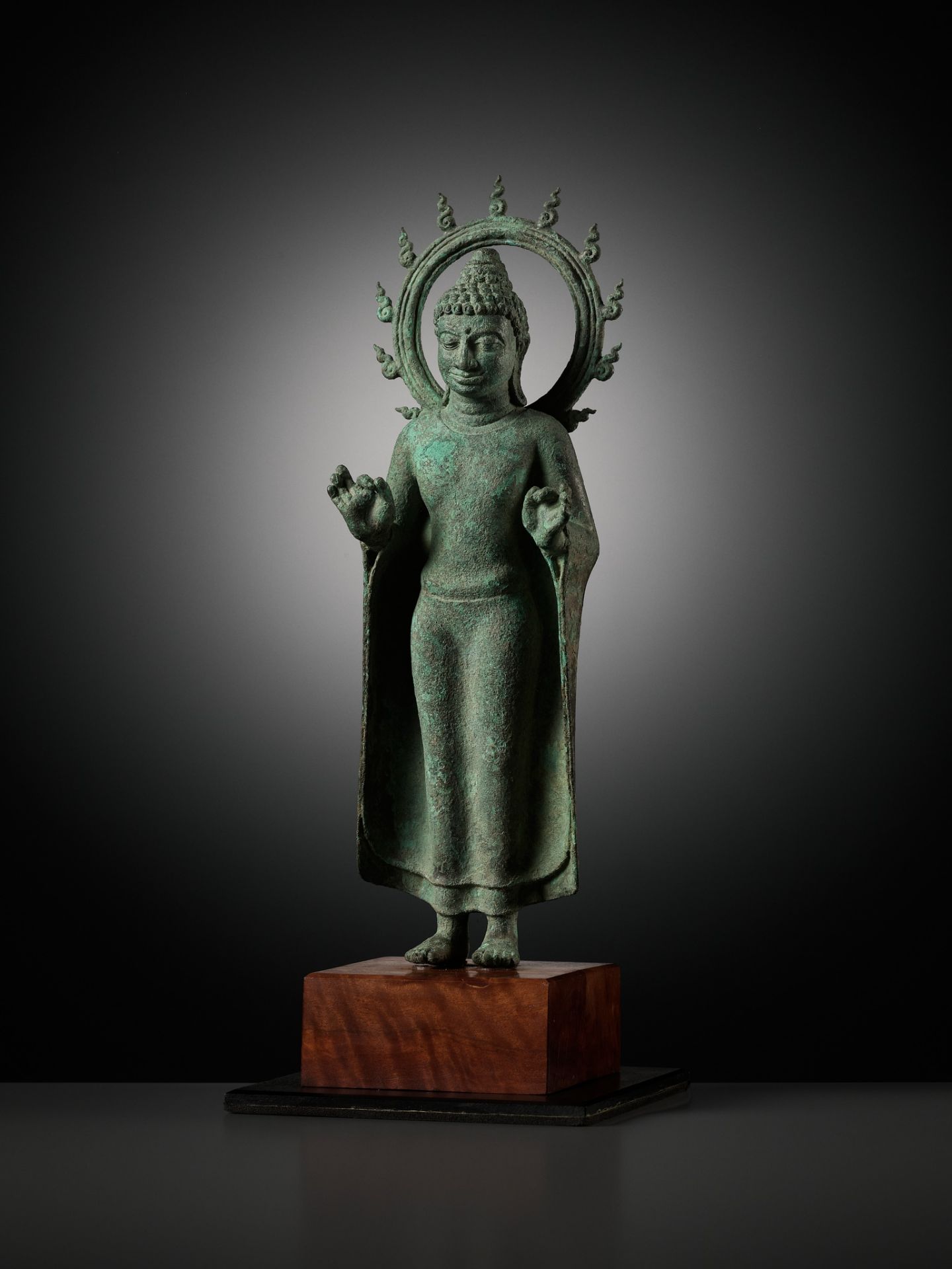 A BRONZE STATUE OF BUDDHA WITHIN A FLAMING AUREOLE, INDONESIA, CENTRAL JAVA, 8TH-9TH CENTURY - Bild 9 aus 19