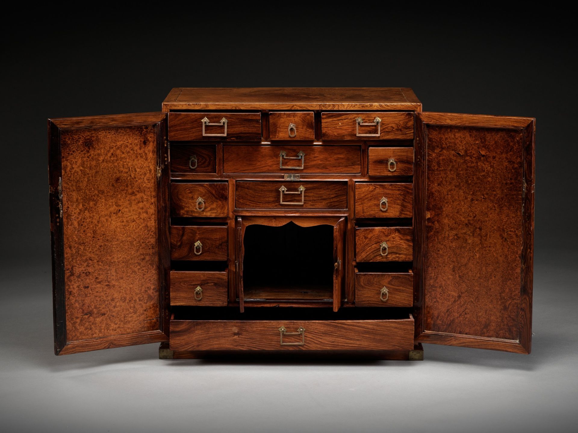 A LARGE HUANGHUALI APOTHECARY CABINET (YAOGUI) WITH FOURTEEN DRAWERS, EARLY QING DYNASTY - Bild 3 aus 20