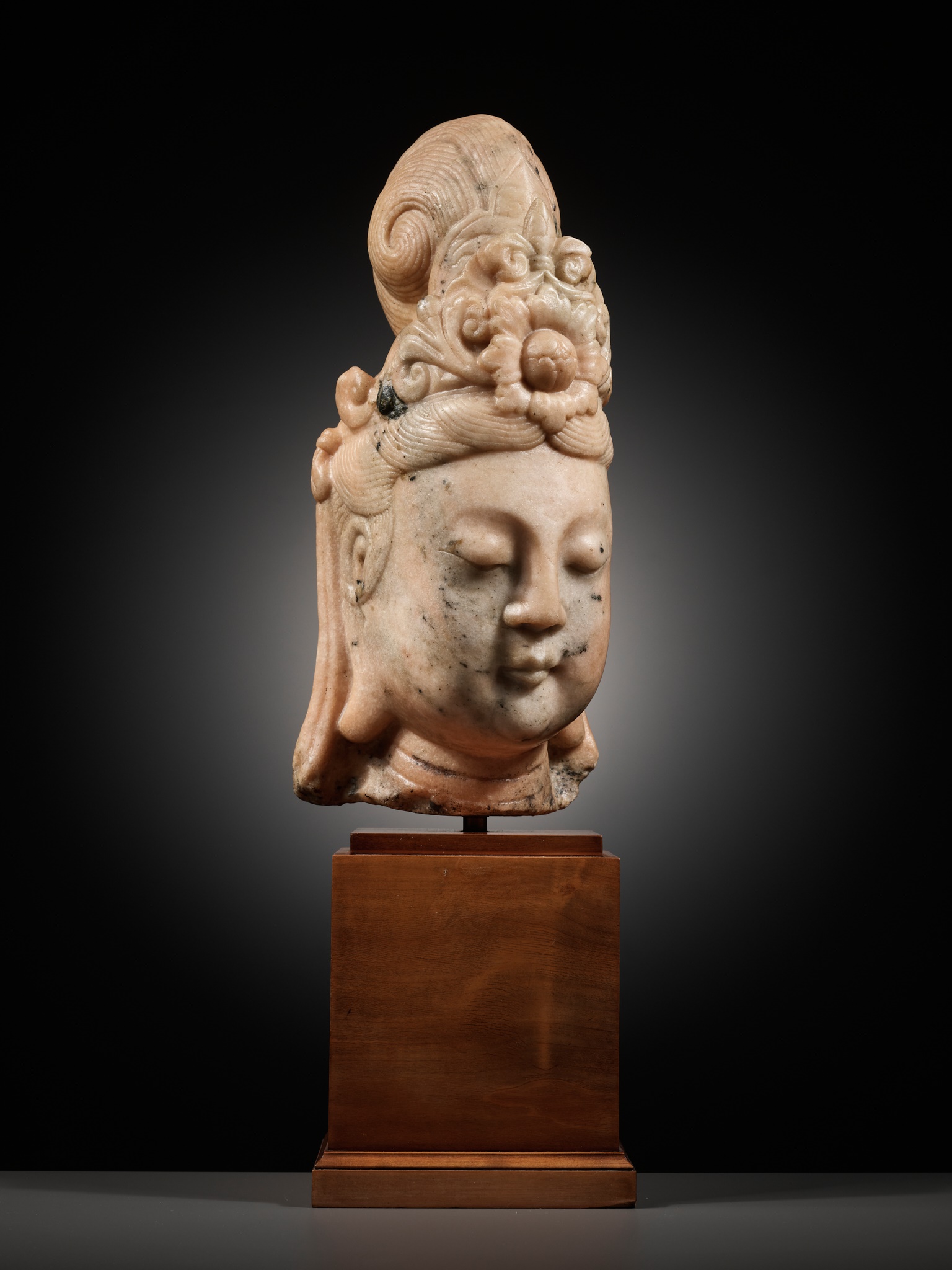 A LARGE PINK MARBLE HEAD OF GUANYIN, QING DYNASTY - Image 9 of 10