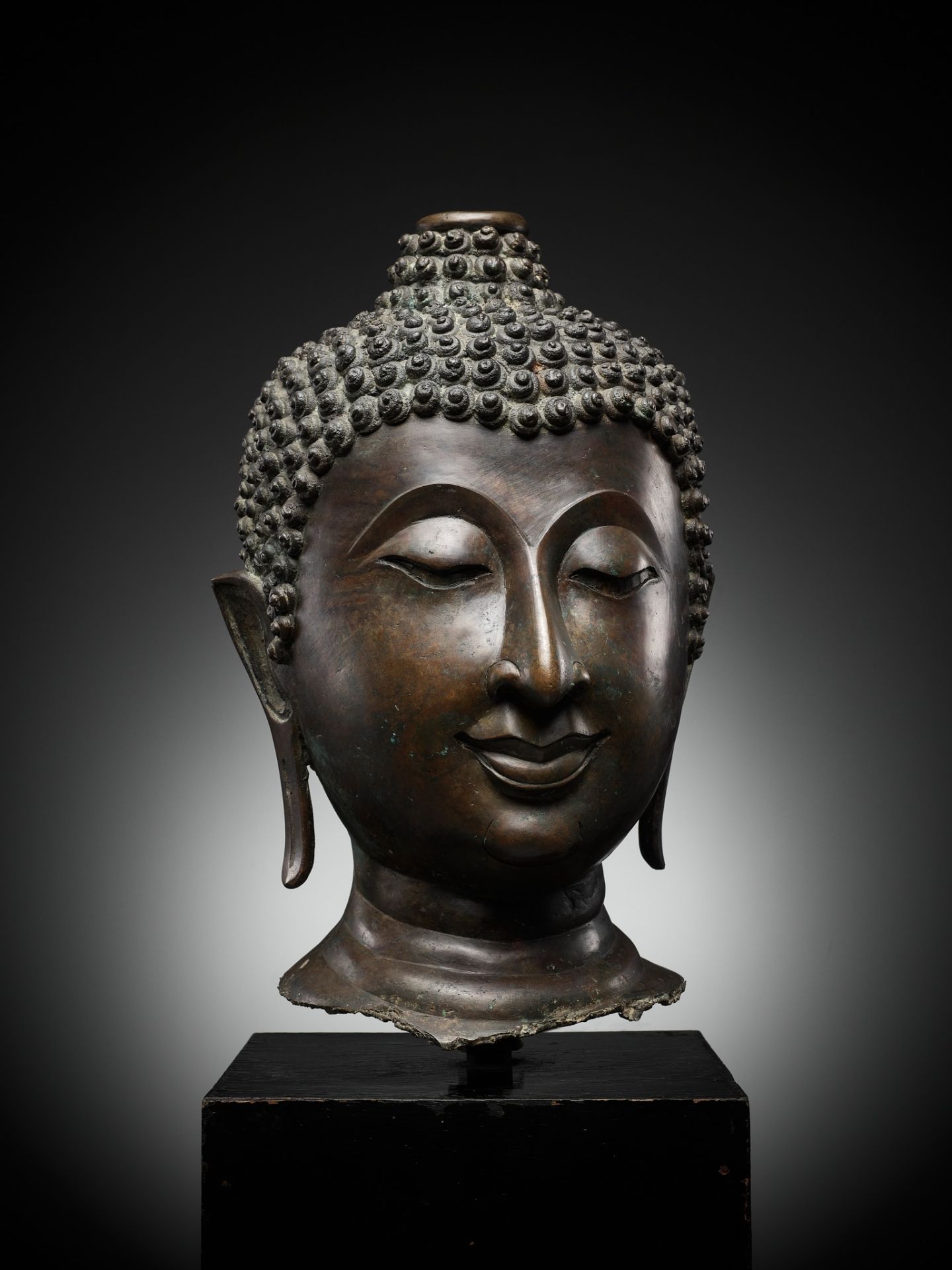 A MONUMENTAL BRONZE HEAD OF BUDDHA, LAN NA, NORTHERN THAILAND, 14TH-15th CENTURY - Image 6 of 16