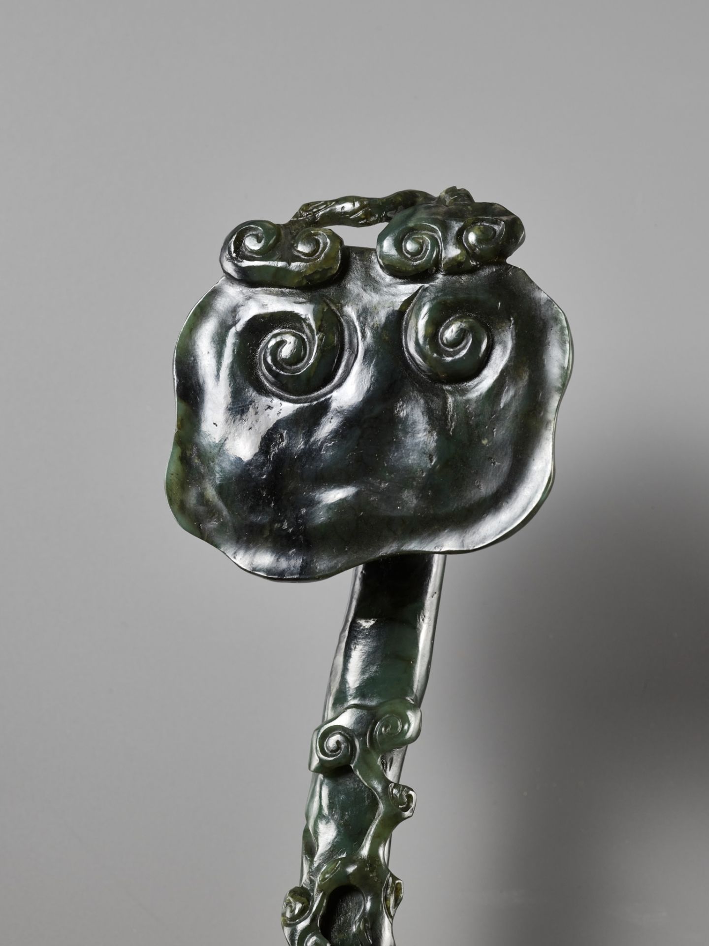 A SPINACH-GREEN JADE 'LINGZHI AND FINGER CITRON' RUYI SCEPTER, CHINA, 18TH CENTURY - Bild 4 aus 14