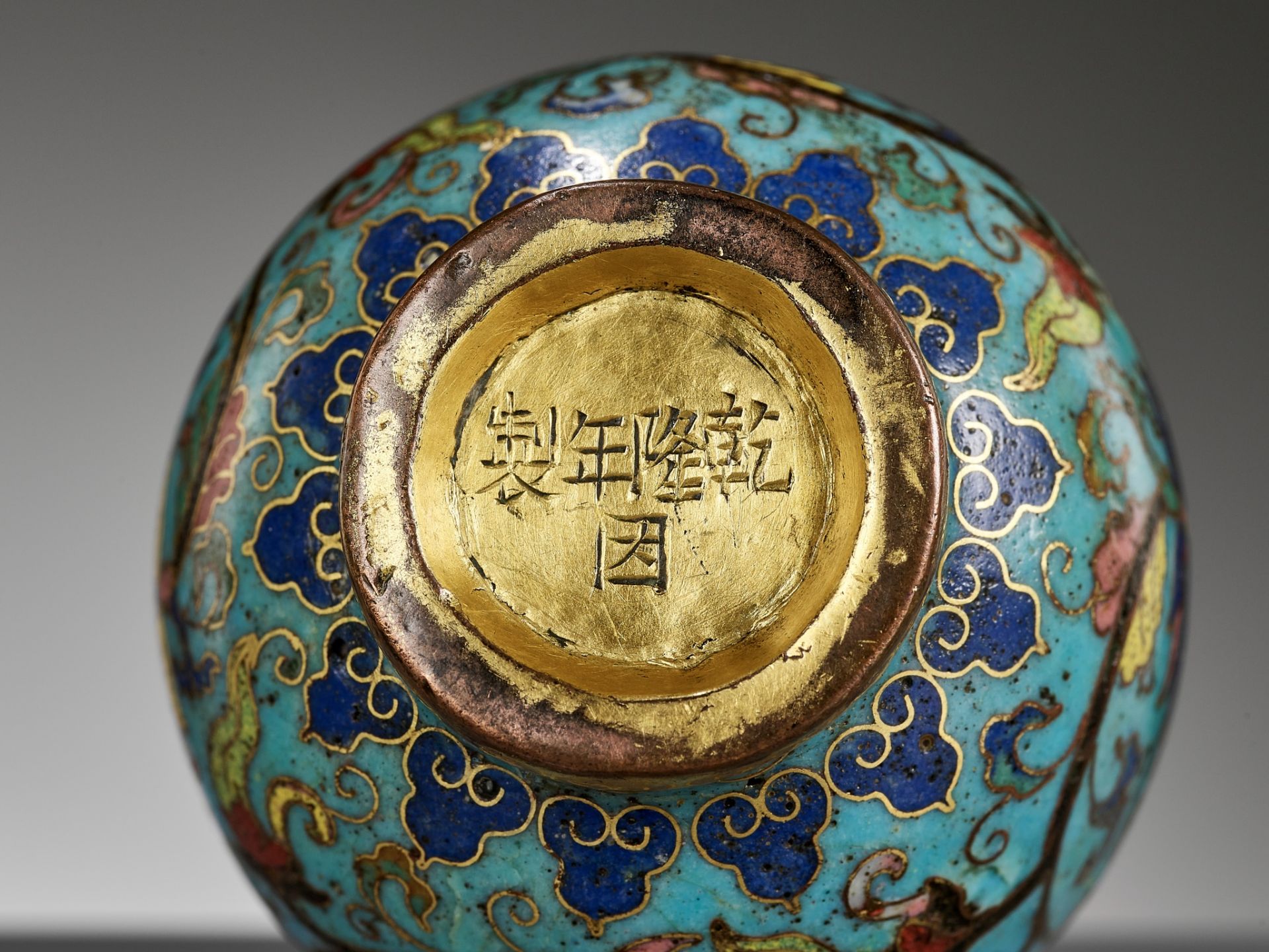 AN IMPERIAL CLOISONNE ENAMEL 'LOTUS' BOTTLE VASE, QIANLONG FIVE-CHARACTER MARK AND OF THE PERIOD - Bild 2 aus 16