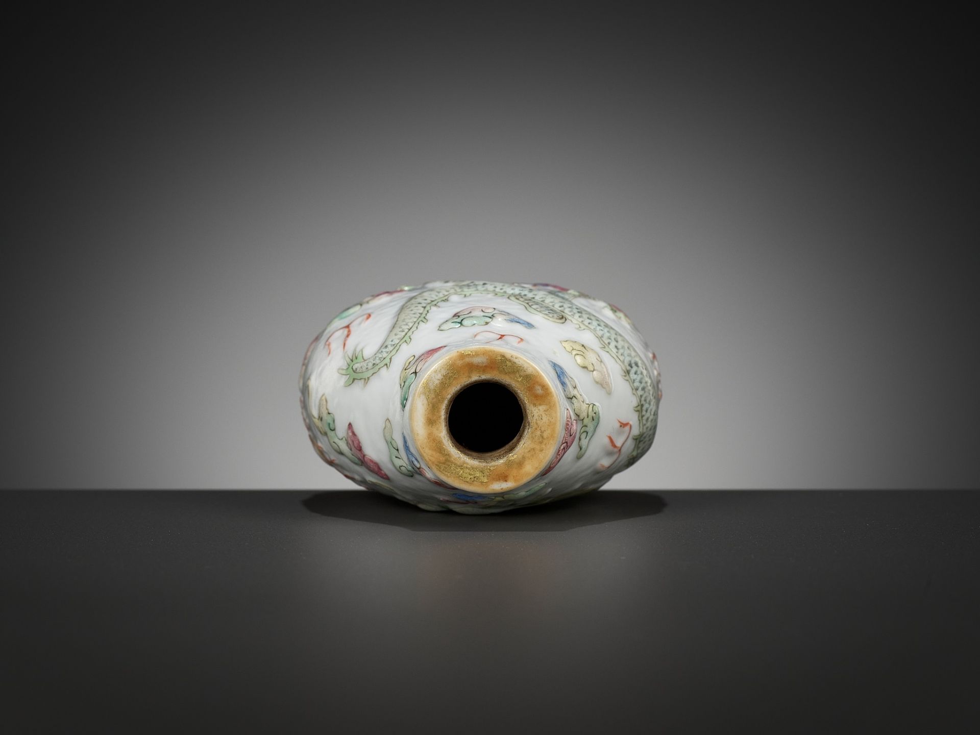 A MOLDED AND CARVED 'DRAGON' FAMILLE ROSE PORCELAIN SNUFF BOTTLE, SIGNED LIQUAN, CHINA, 1853-1864 - Bild 15 aus 16