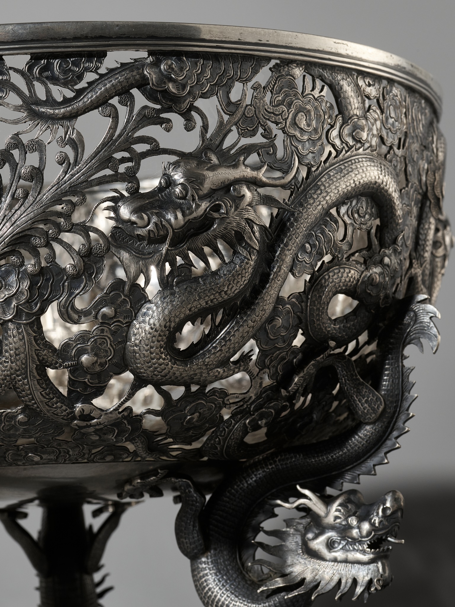 A LARGE SILVER 'DRAGON' RETICULATED PUNCH BOWL, MARKS OF SUI CHANG AND WANG HING - Image 6 of 17