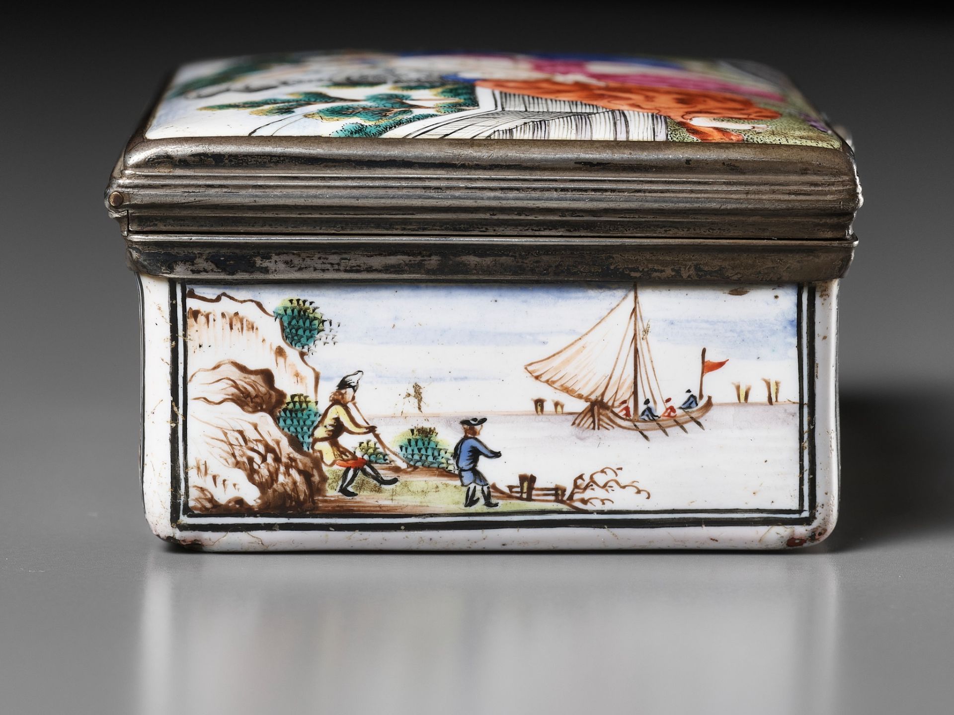 A CANTON ENAMEL 'EUROPEAN SUBJECT' BOX AND COVER DEPICTING SUSANNA AND THE ELDERS, QIANLONG PERIOD - Image 9 of 14