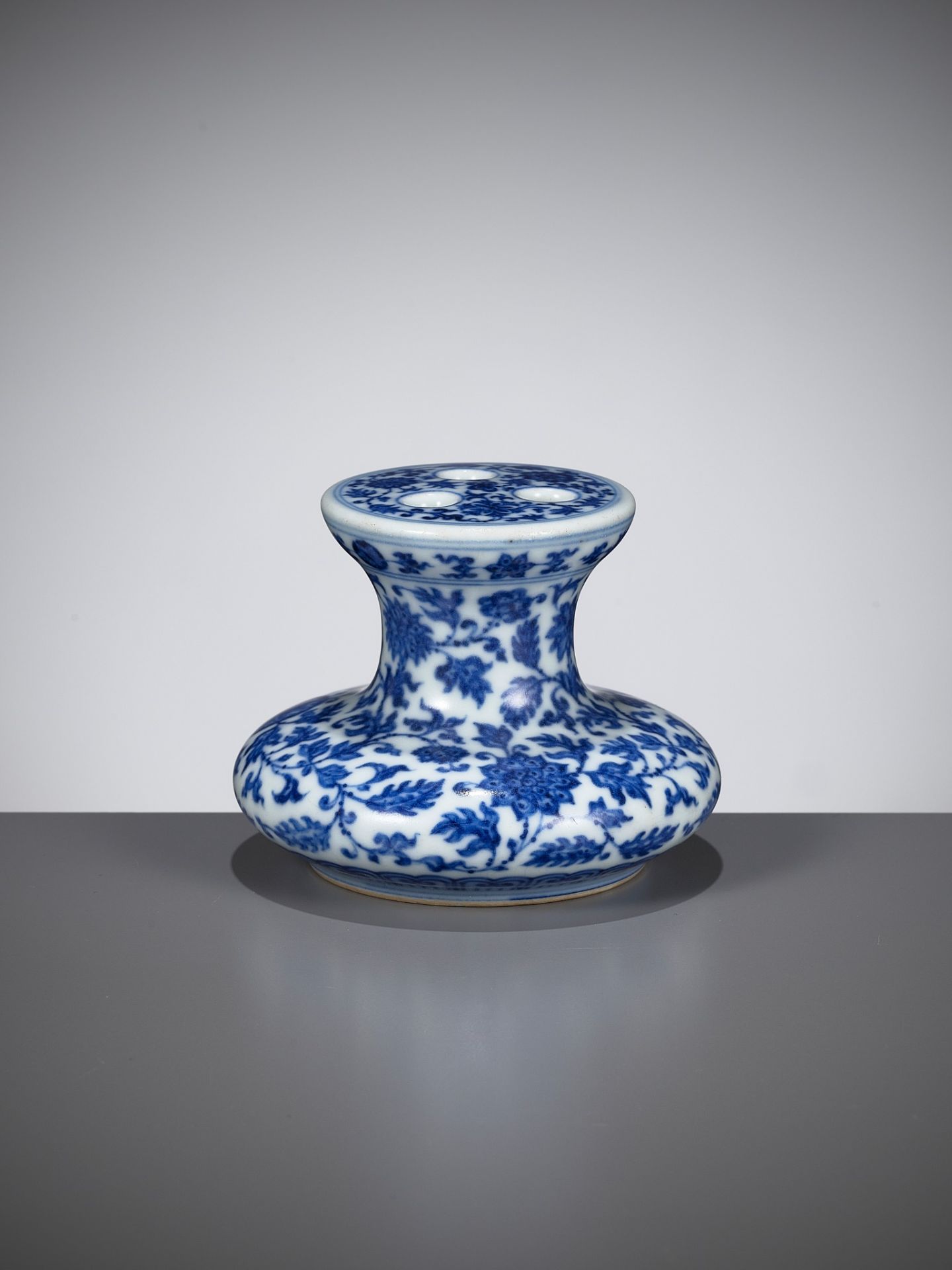 A BLUE AND WHITE MING-STYLE FLOWER-HOLDER, QIANLONG MARK AND PERIOD - Image 2 of 15