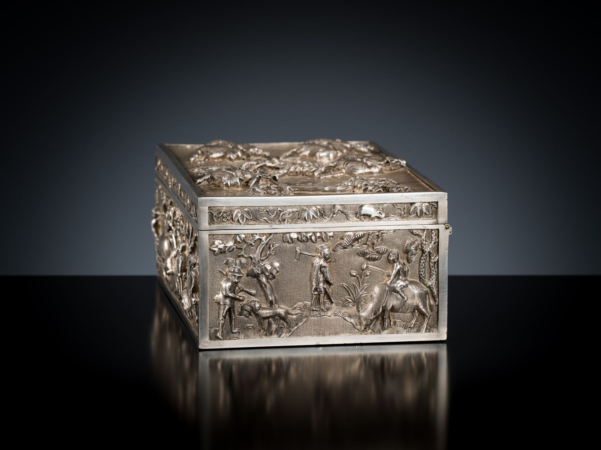 AN EXPORT SILVER REPOUSSE CIGAR BOX AND COVER, TONG YI MARK, LATE QING DYNASTY - Image 7 of 22