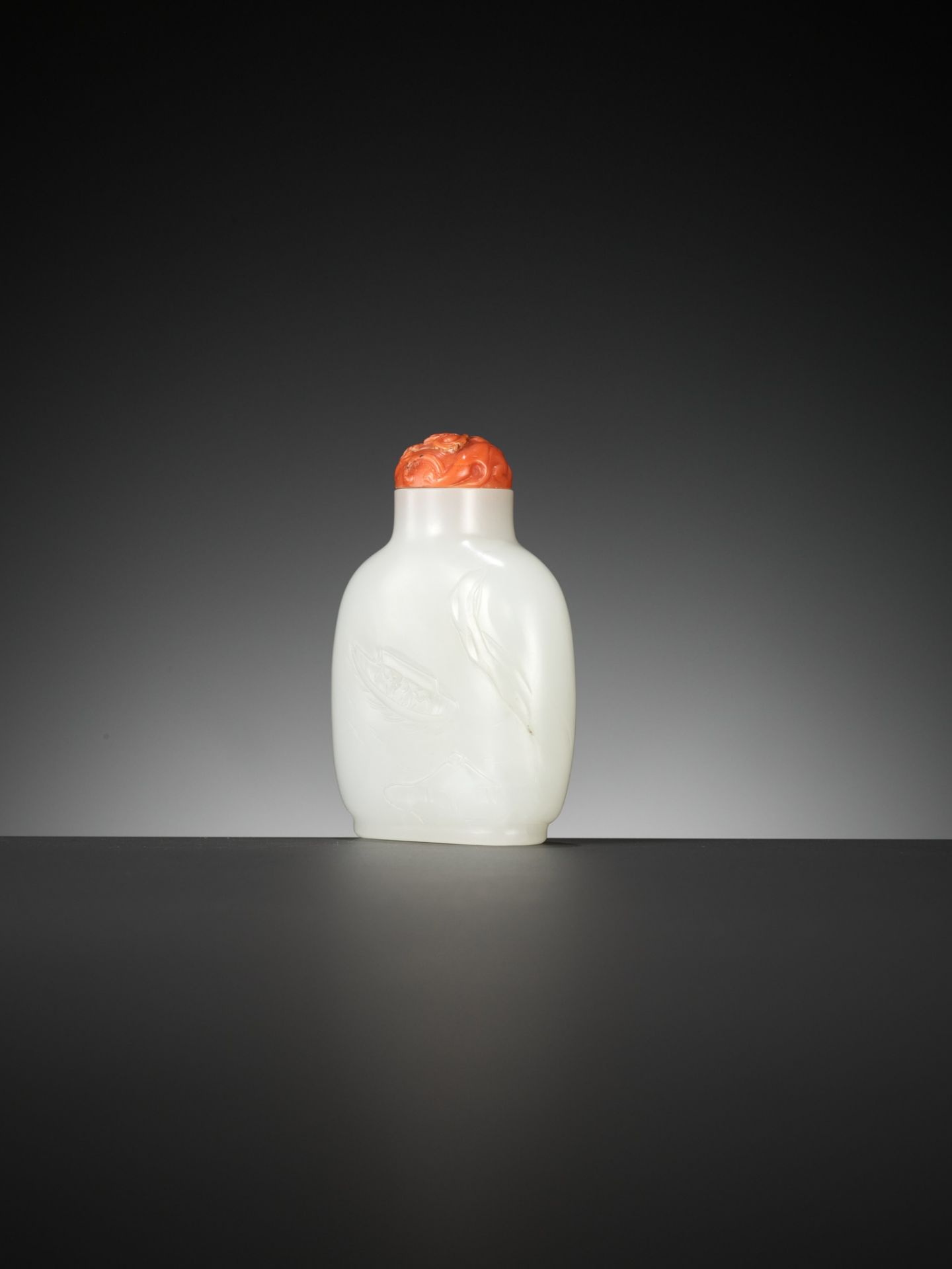 A WHITE JADE 'DRAGON' SNUFF BOTTLE, CHINA, 18TH CENTURY - Bild 13 aus 17