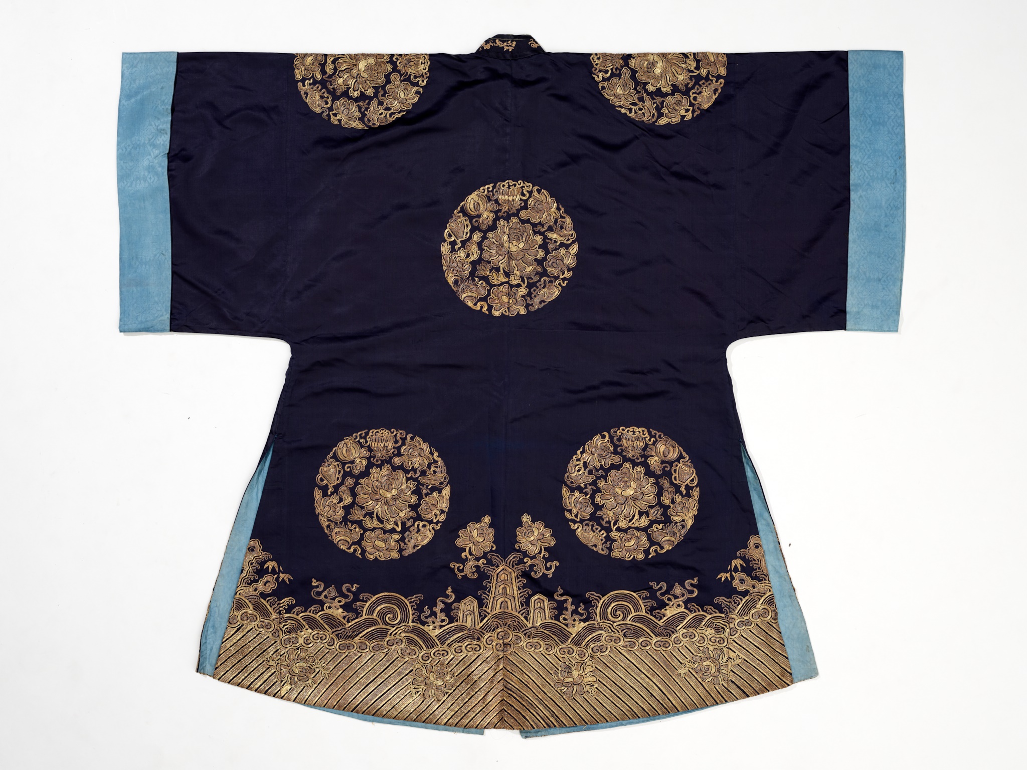 A WOMAN'S SILVER AND GOLD-EMBROIDERED SILK ROUNDEL ROBE, 19TH CENTURY - Image 14 of 14