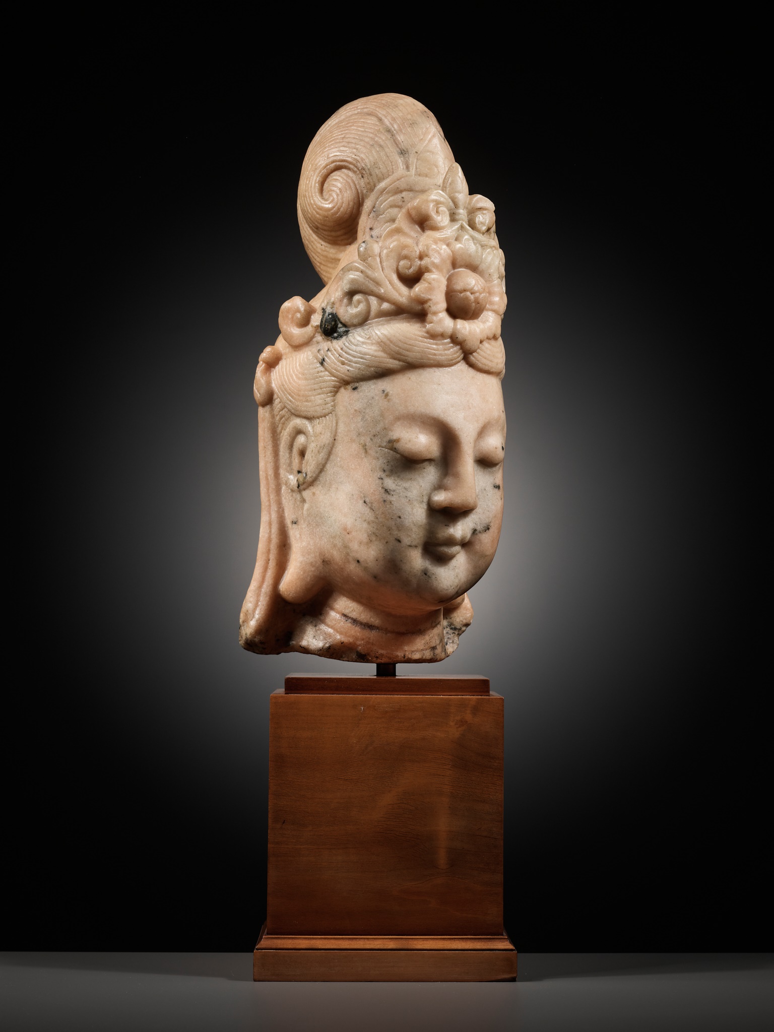 A LARGE PINK MARBLE HEAD OF GUANYIN, QING DYNASTY - Image 8 of 10