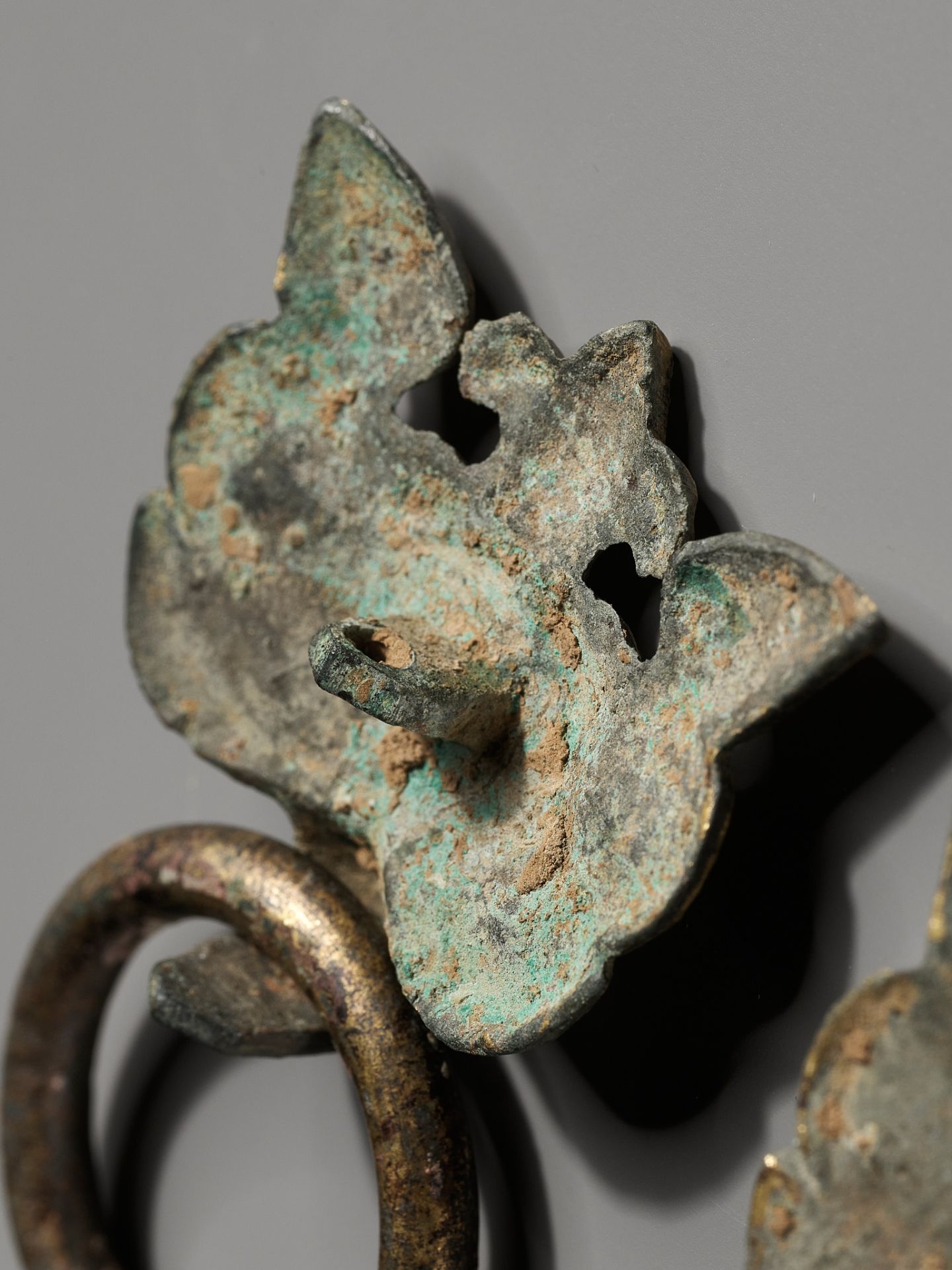 A PAIR OF GILT-BRONZE TAOTIE MASKS WITH RING HANDLES, WARRING STATES TO HAN DYNASTY - Image 10 of 11