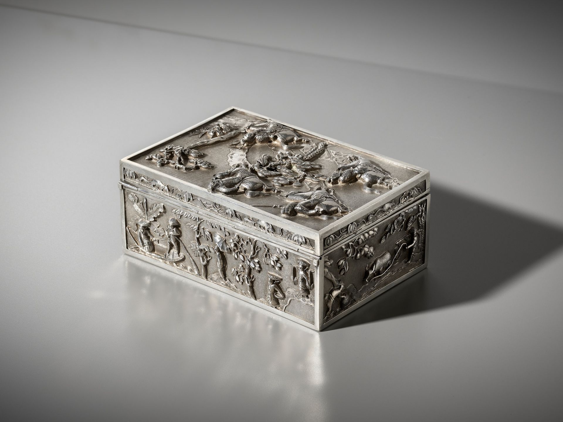 AN EXPORT SILVER REPOUSSE CIGAR BOX AND COVER, TONG YI MARK, LATE QING DYNASTY - Image 13 of 22