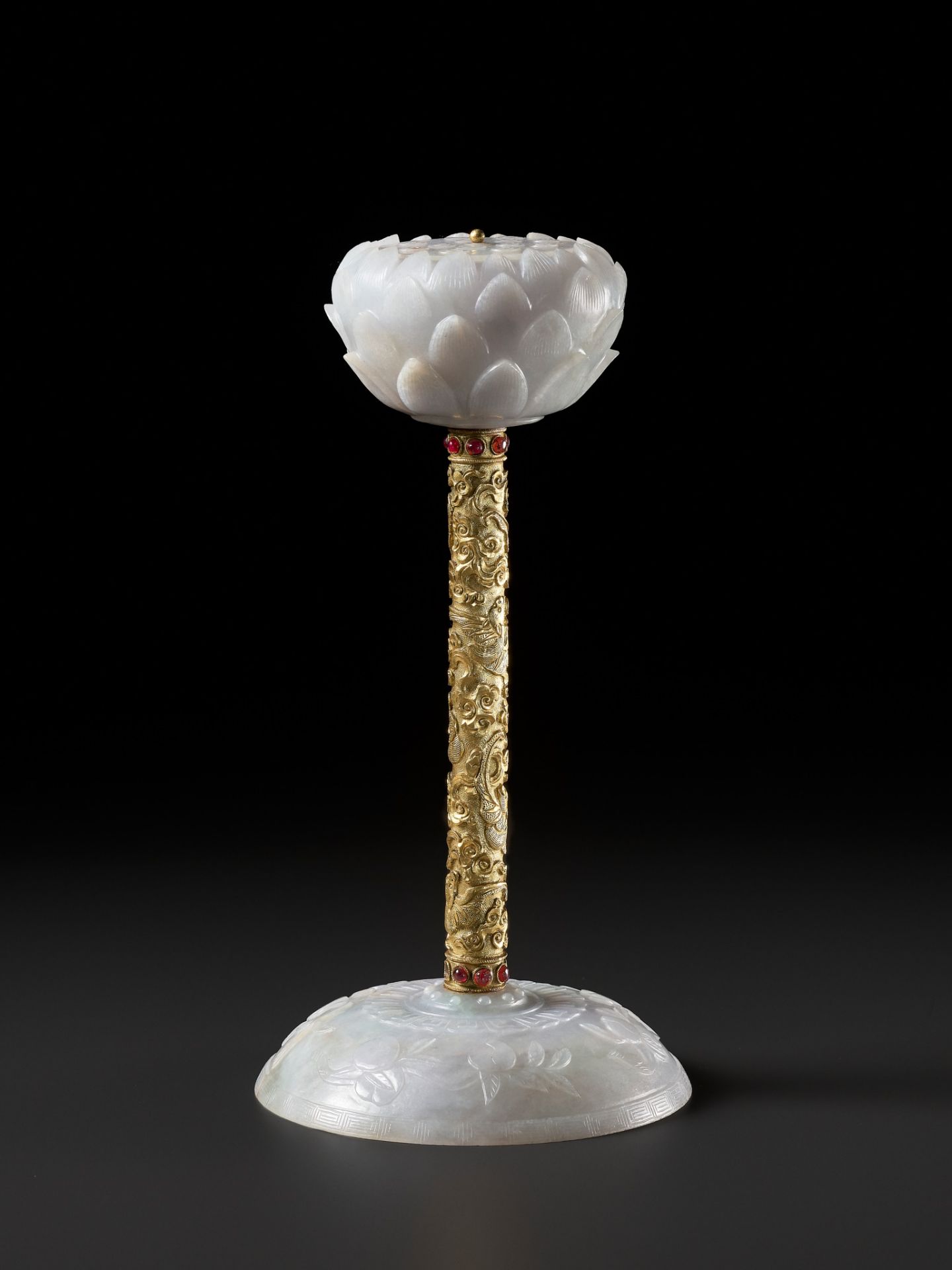 AN IMPERIAL JADE, GILT-BRONZE, AND RUBY-INLAID 'LOTUS AND BATS' HAT STAND, QIANLONG PERIOD - Image 9 of 18