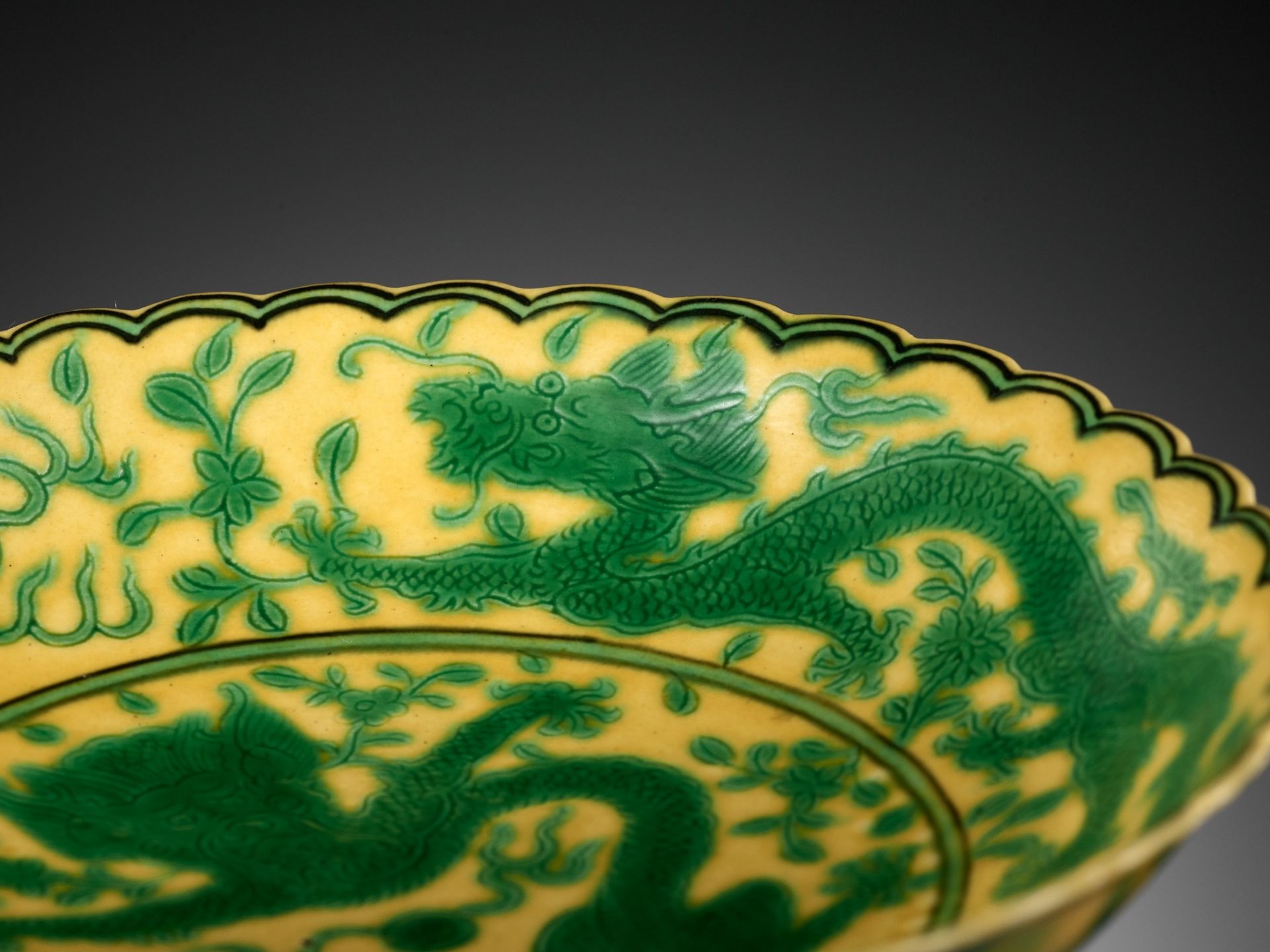 A PAIR OF YELLOW-GROUND AND GREEN-ENAMELLED 'DRAGON' DISHES, QIANLONG MARK AND OF THE PERIOD - Image 10 of 18