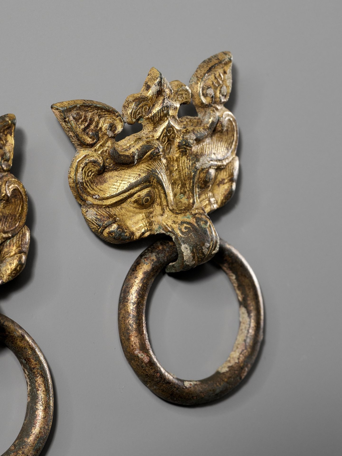 A PAIR OF GILT-BRONZE TAOTIE MASKS WITH RING HANDLES, WARRING STATES TO HAN DYNASTY - Image 3 of 11