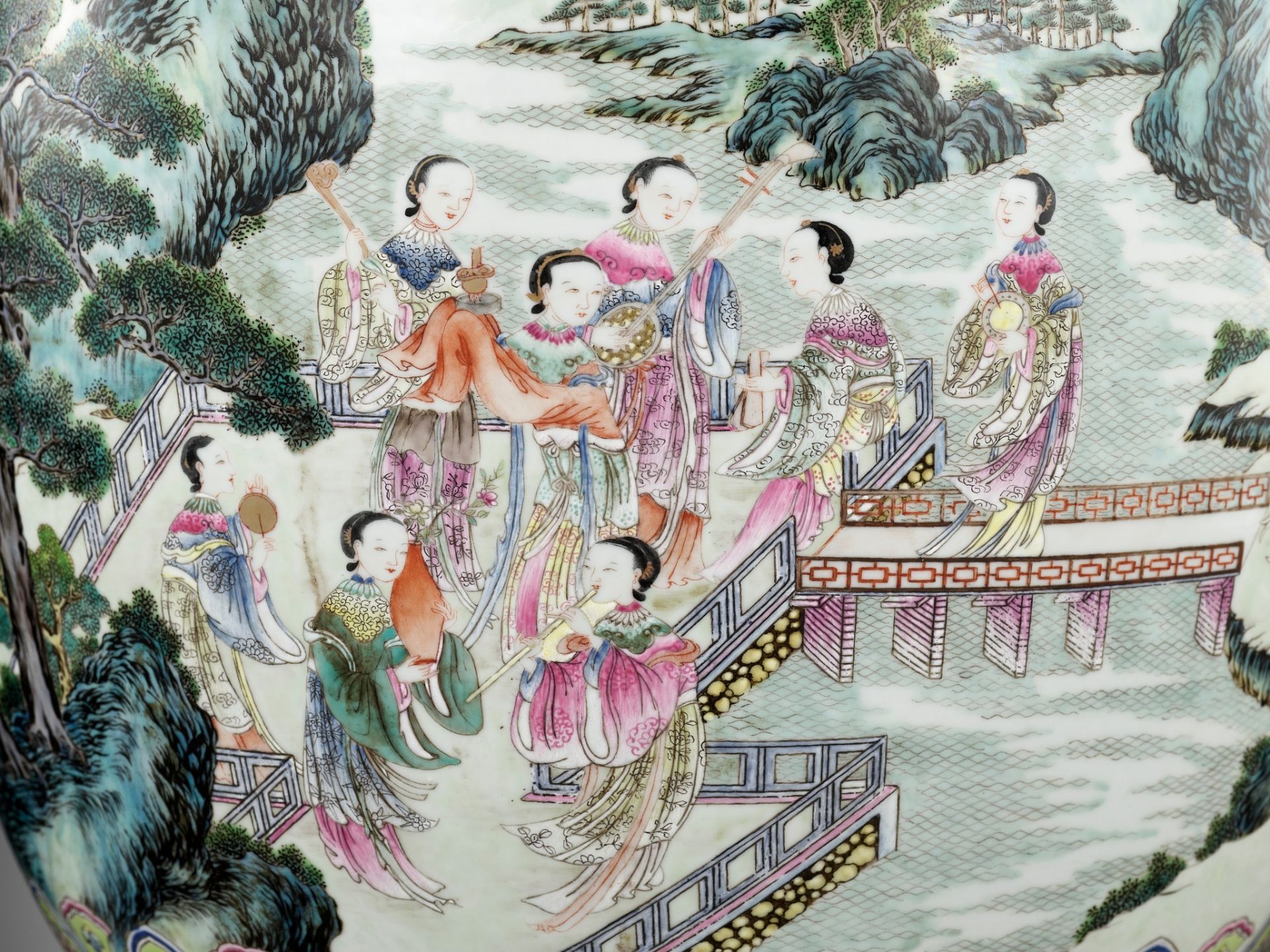 A MONUMENTAL GILT FAMILLE ROSE 'LADIES OF THE HAN PALACE' VASE, LATE QIANLONG - EARLY JIAQING - Bild 16 aus 22