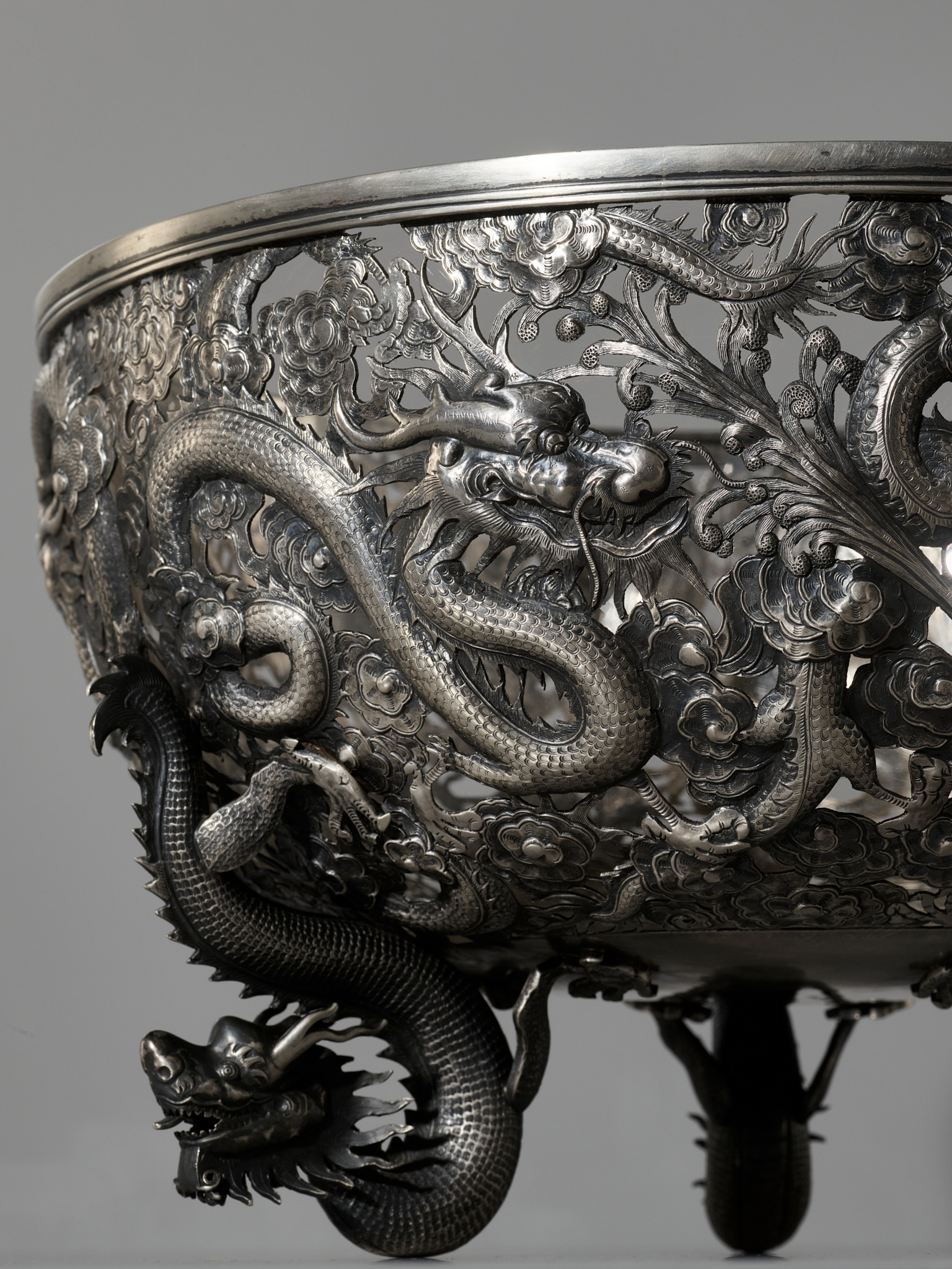 A LARGE SILVER 'DRAGON' RETICULATED PUNCH BOWL, MARKS OF SUI CHANG AND WANG HING - Image 7 of 17