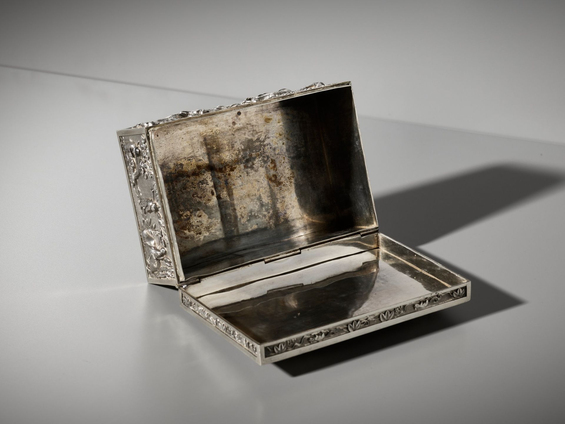 AN EXPORT SILVER REPOUSSE CIGAR BOX AND COVER, TONG YI MARK, LATE QING DYNASTY - Image 16 of 22