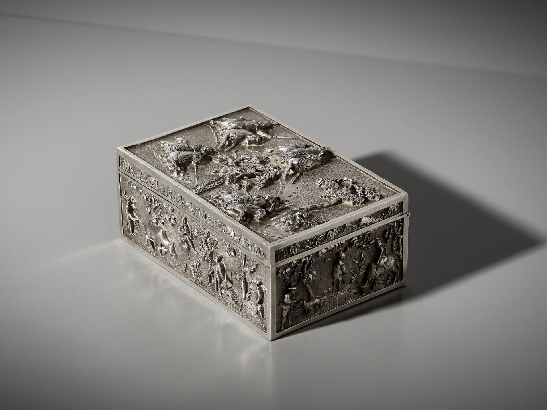 AN EXPORT SILVER REPOUSSE CIGAR BOX AND COVER, TONG YI MARK, LATE QING DYNASTY - Image 9 of 22