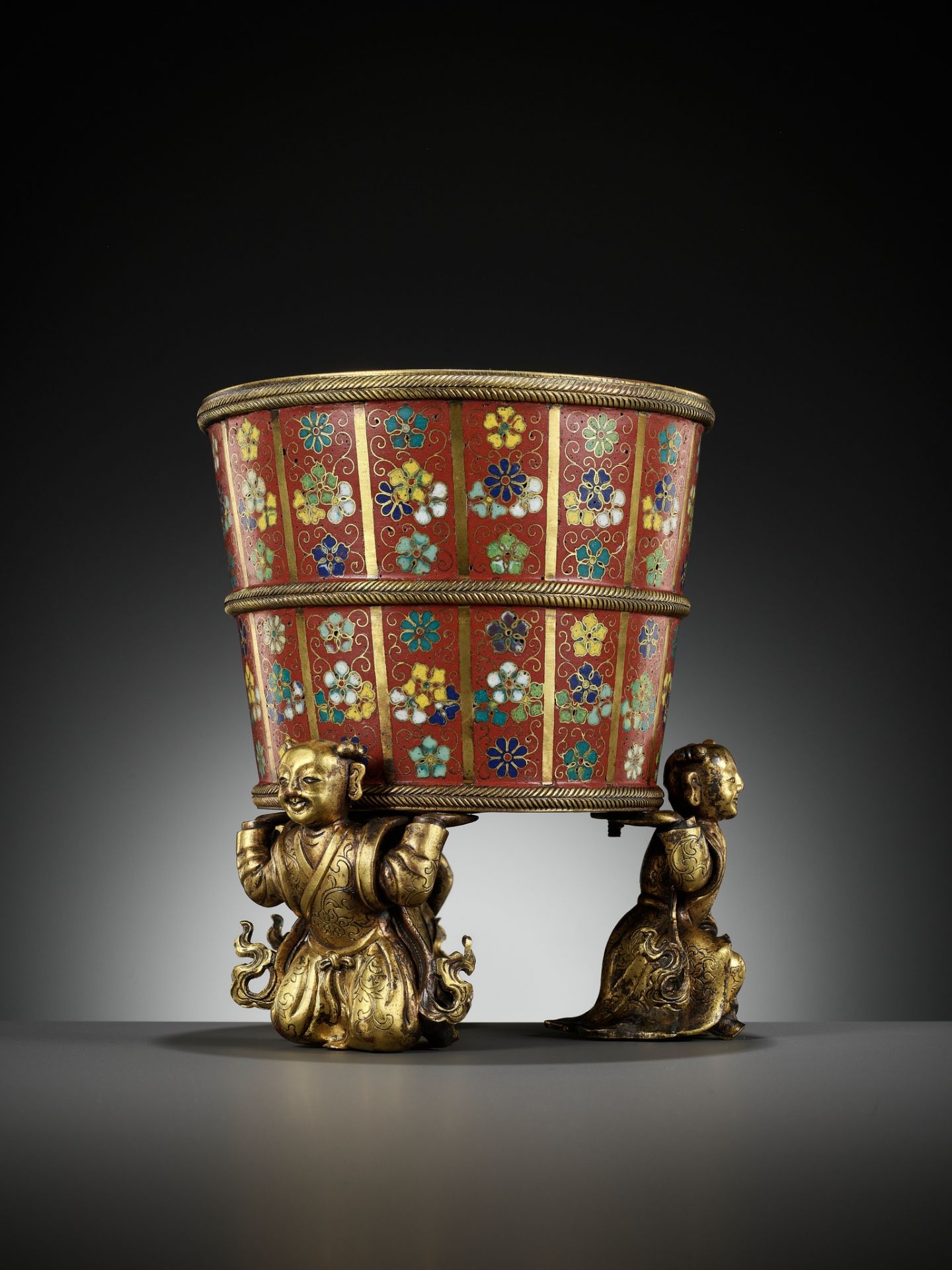 AN IMPERIAL CLOISONNÉ ENAMEL JARDINIÈRE, SUPPORTED BY THREE GILT-BRONZE KNEELING BOYS FEET,QIANLONG - Bild 13 aus 17