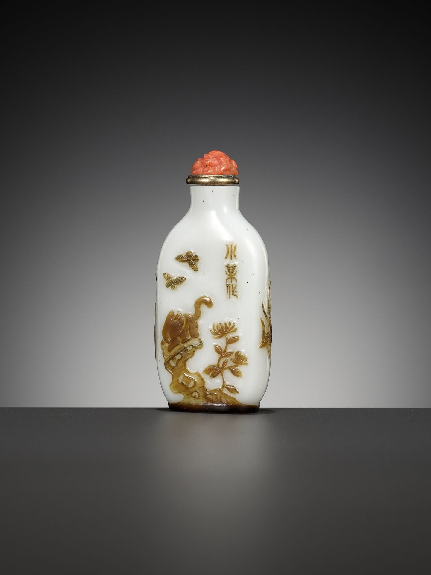 AN INSCRIBED OVERLAY GLASS ‘CAT AND BUTTERFLY’ SNUFF BOTTLE, BY WANG SU, YANGZHOU SCHOOL, 1820-1840 - Image 11 of 19
