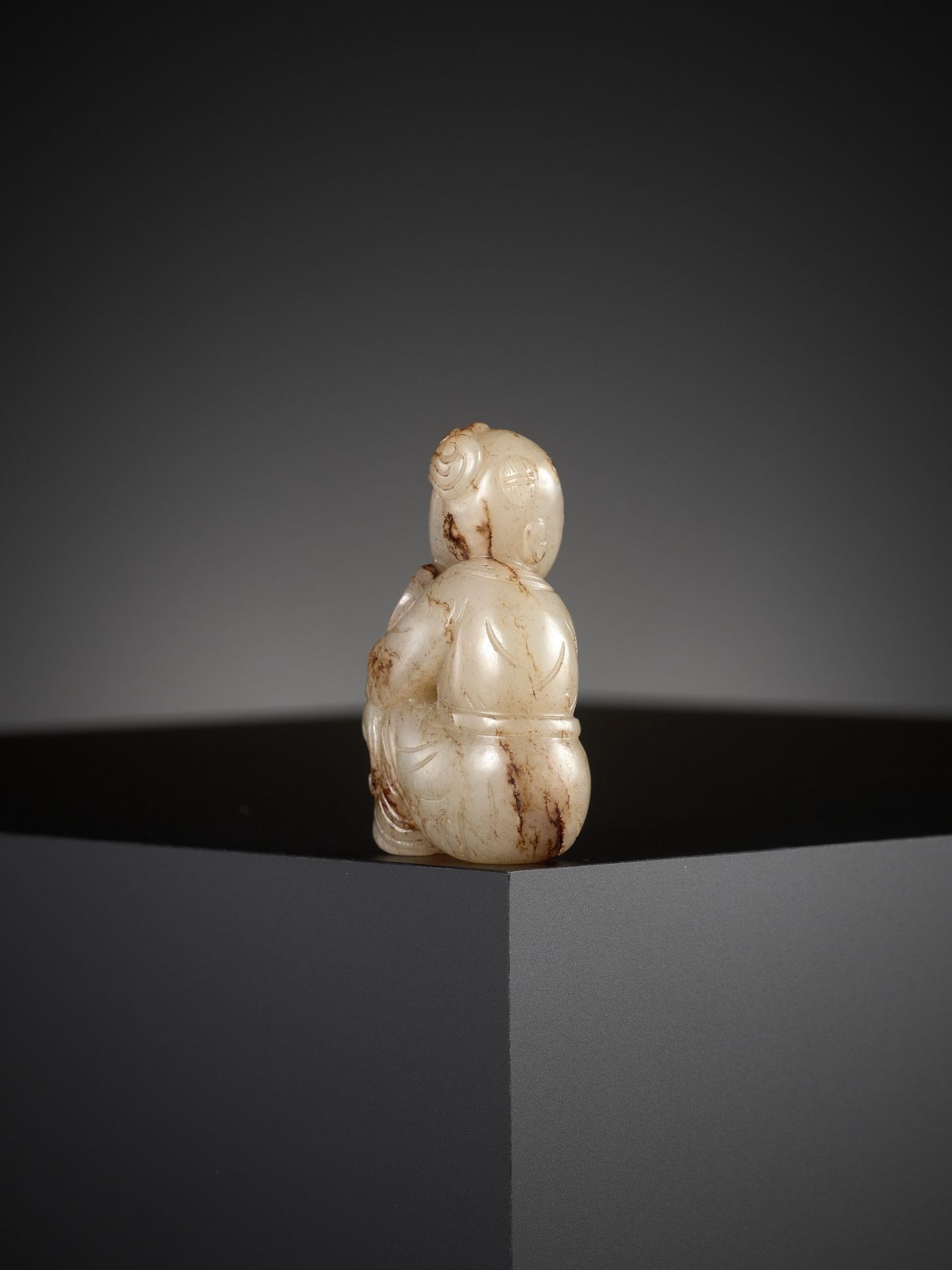 A 'CAT AND BOY' JADE PENDANT, CHINA, 17TH CENTURY - Image 9 of 12