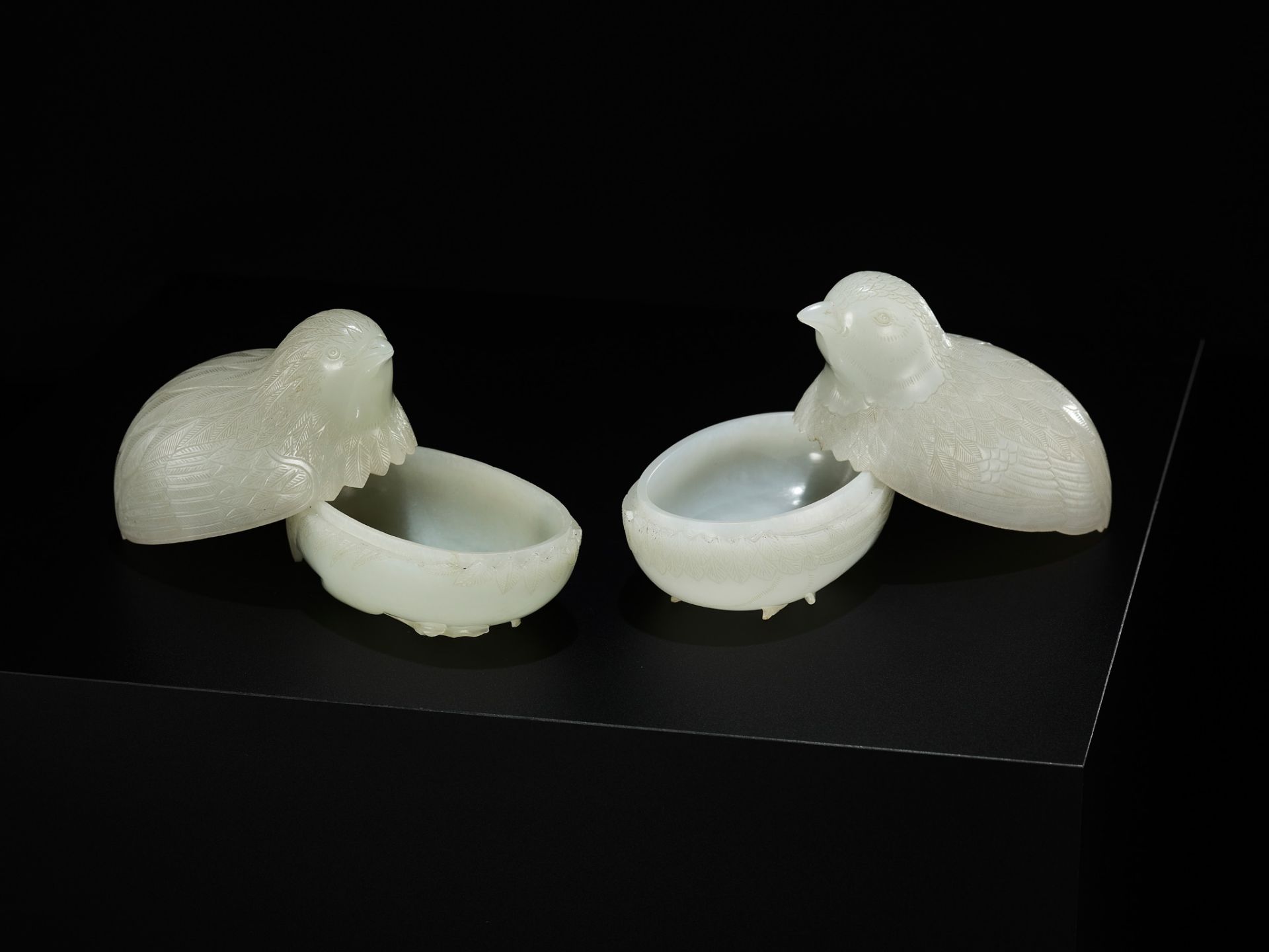 AN EXCEPTIONAL PAIR OF WHITE JADE 'QUAIL' BOXES AND COVERS, QIANLONG PERIOD, 1736-1795 - Bild 12 aus 20