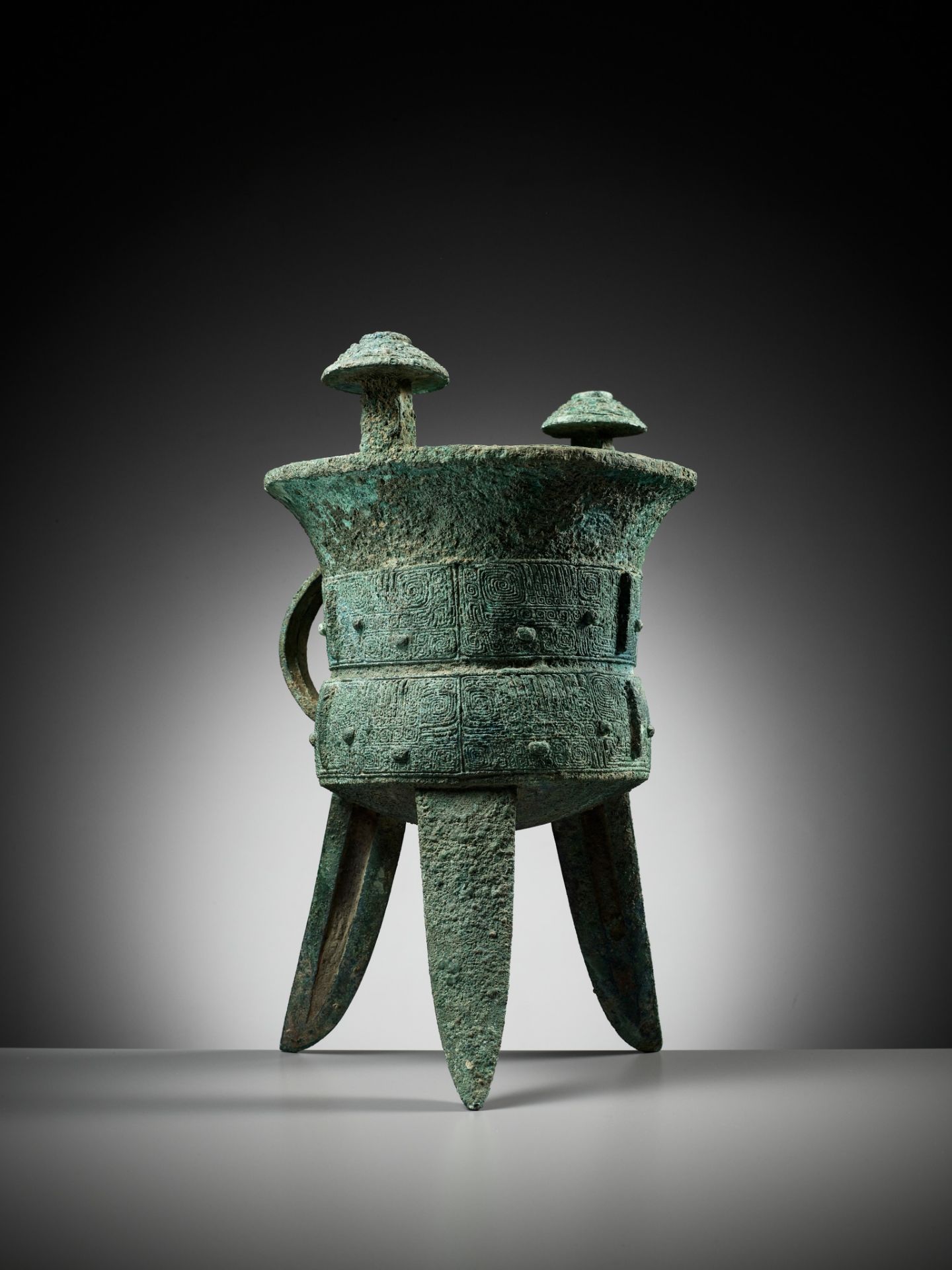 AN EXCEPTIONALLY LARGE AND MASSIVE BRONZE RITUAL TRIPOD WINE VESSEL, JIA, WITH A CLAN MARK, SHANG - Image 18 of 29