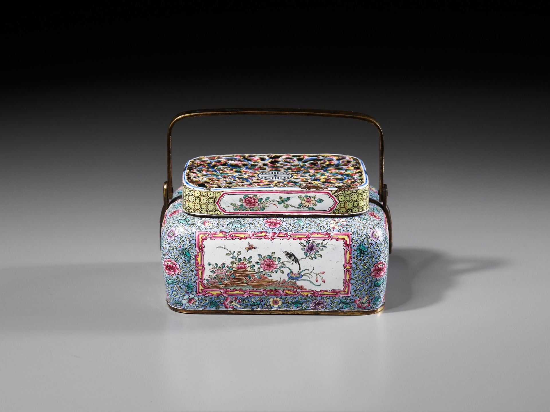 AN EXCEEDINGLY RARE IMPERIAL ENAMELED COPPER HANDWARMER, QIANLONG MARK AND PERIOD - Bild 8 aus 27