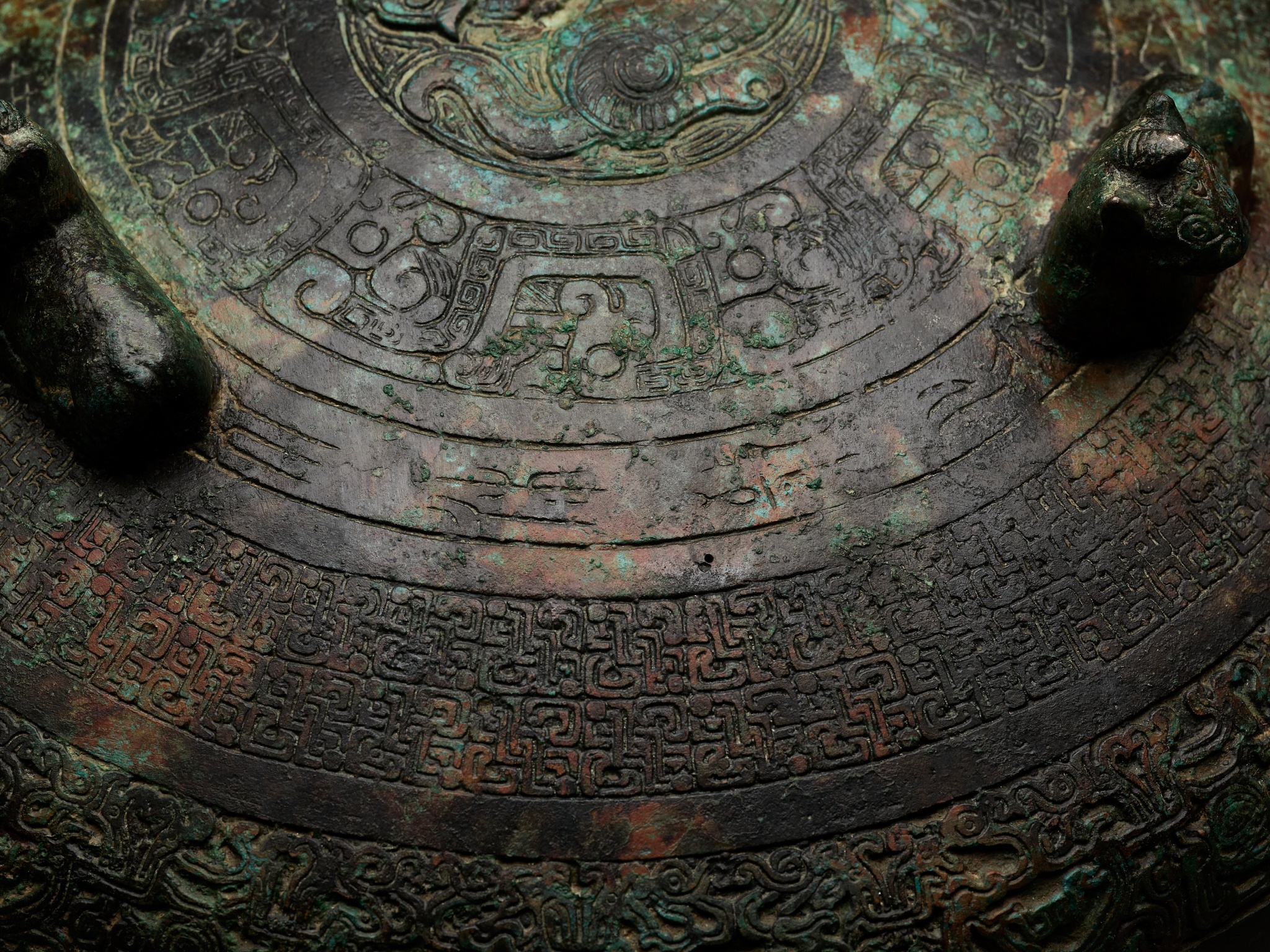 A LARGE INSCRIBED BRONZE RITUAL FOOD VESSEL AND COVER, DING, SPRING AND AUTUMN PERIOD - Image 24 of 24